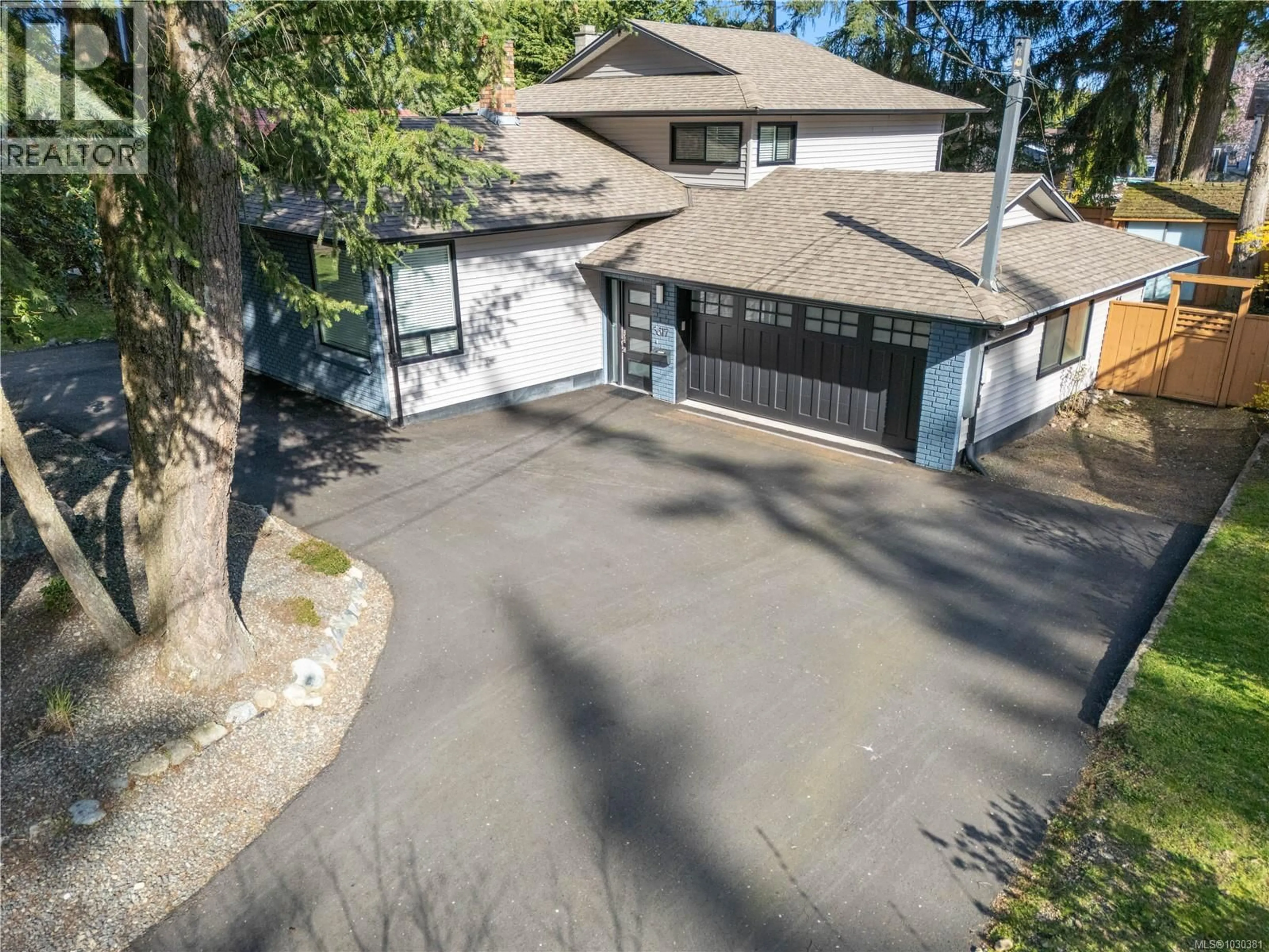 A pic from outside/outdoor area/front of a property/back of a property/a pic from drone, street for 3617 COUNTRY CLUB DRIVE, Nanaimo British Columbia V9T1T8