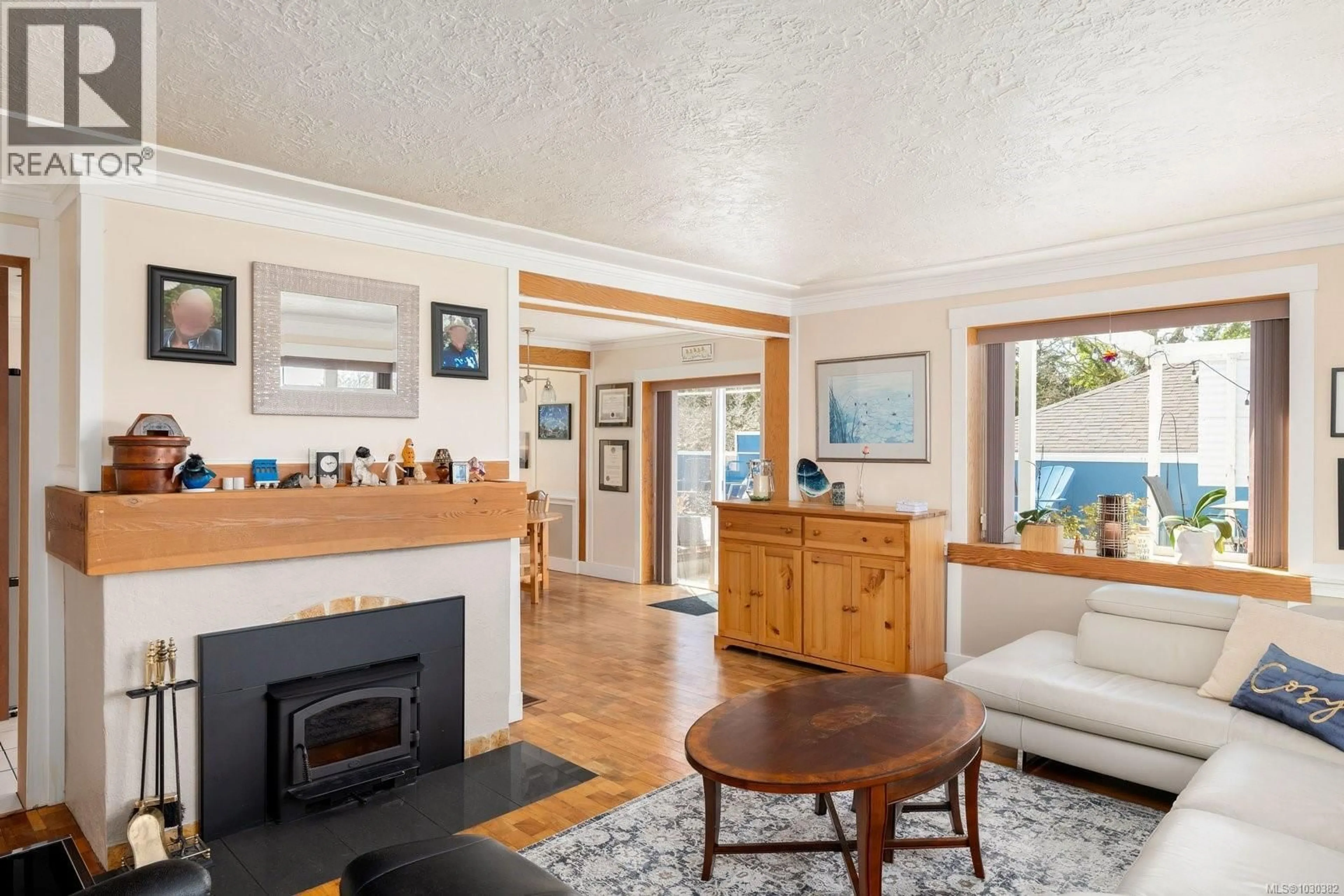 Living room with furniture, wood/laminate floor for 1209 PALMER ROAD, Saanich British Columbia V8P2H8