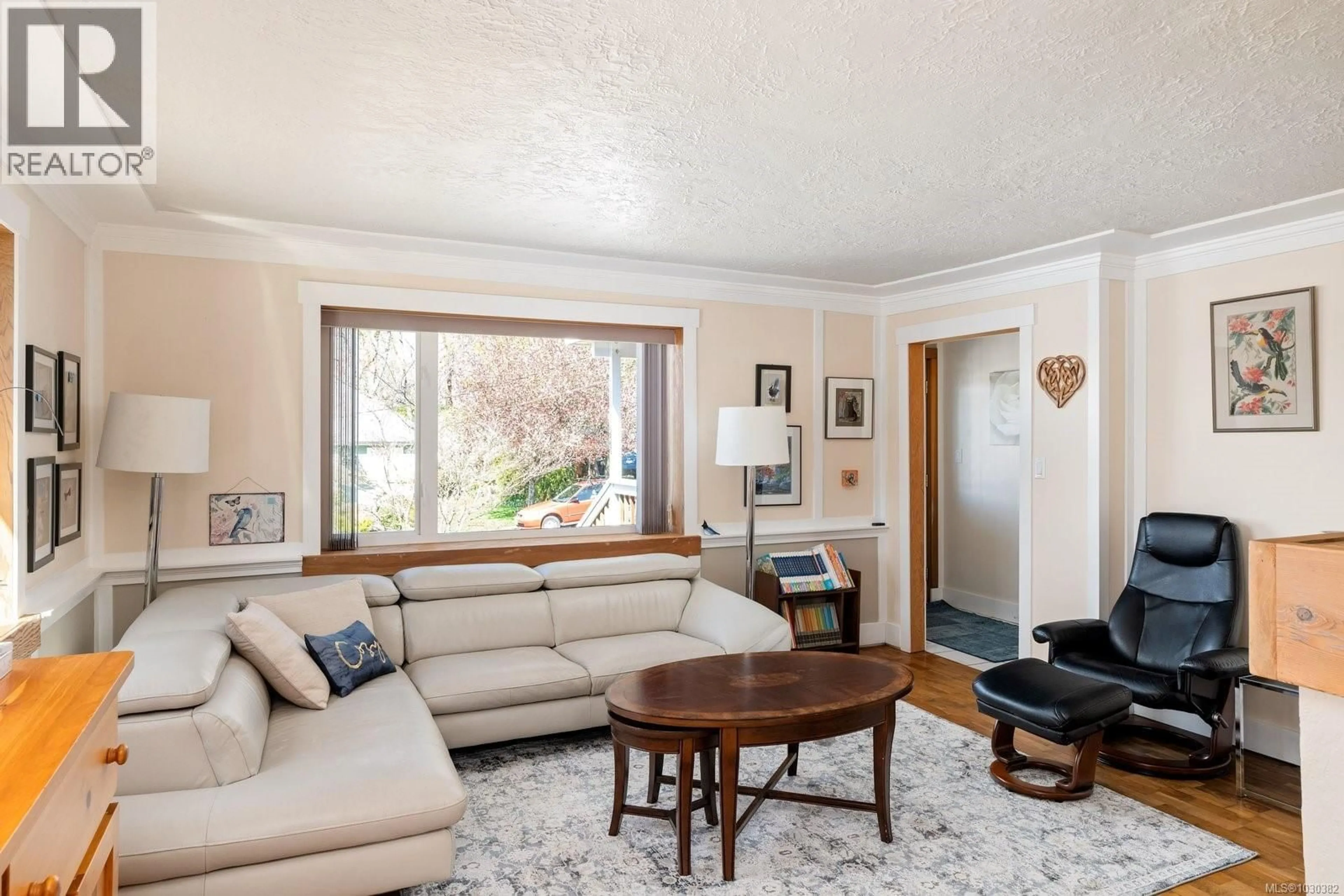 Living room with furniture, wood/laminate floor for 1209 PALMER ROAD, Saanich British Columbia V8P2H8