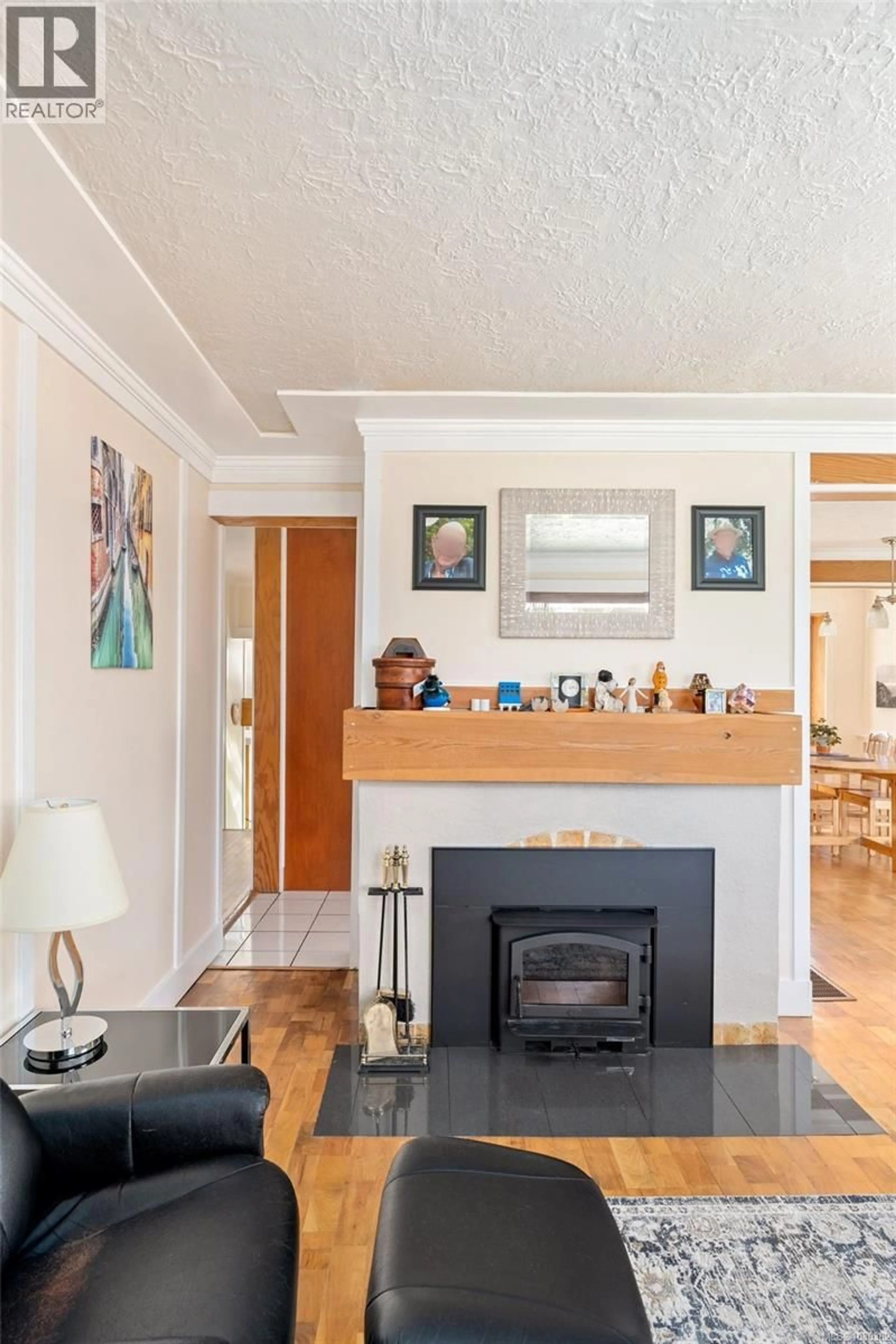 Living room with furniture, wood/laminate floor for 1209 PALMER ROAD, Saanich British Columbia V8P2H8