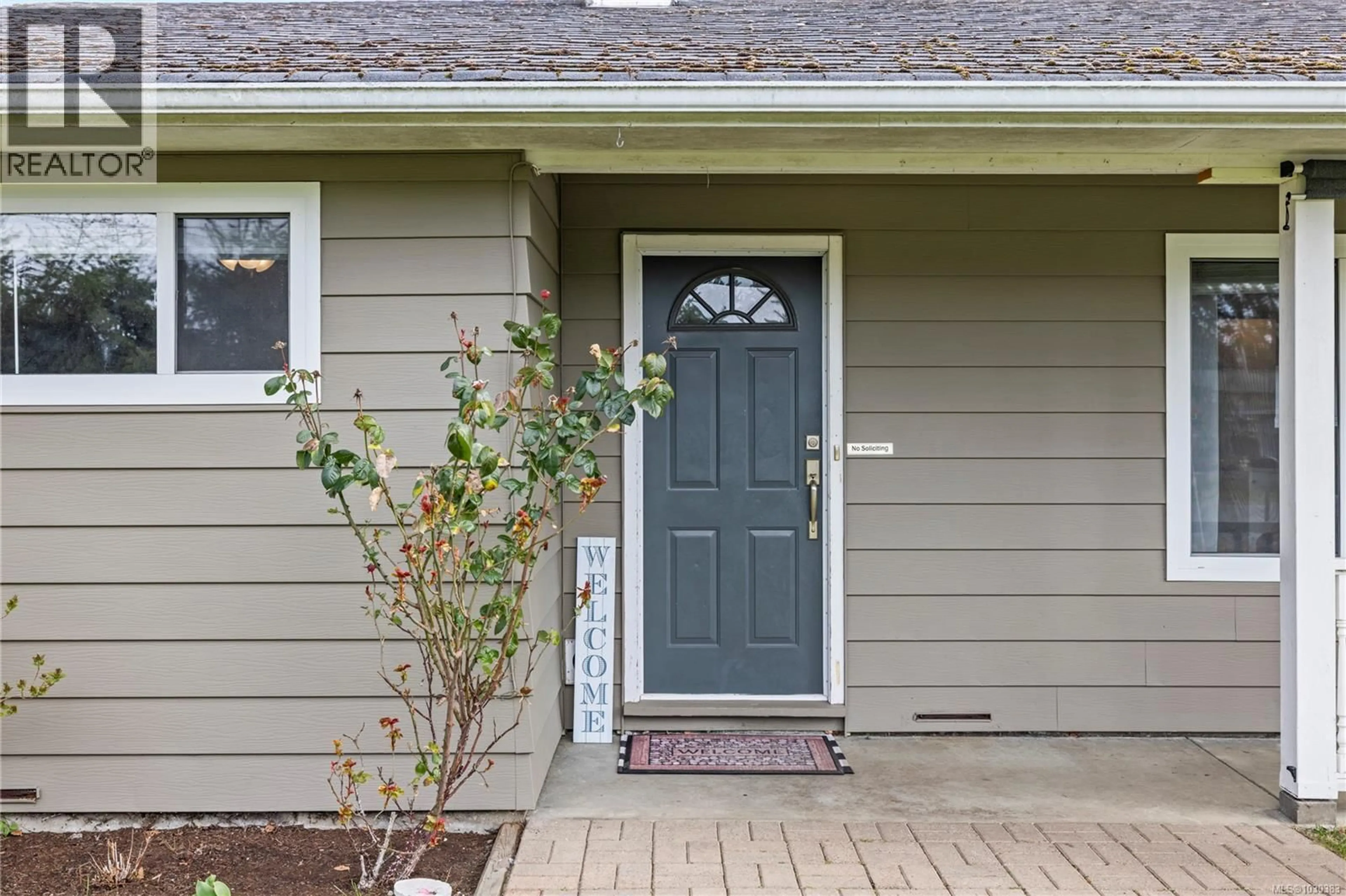 Home with vinyl exterior material, street for 246 CEDAR STREET, Parksville British Columbia V9P1J1