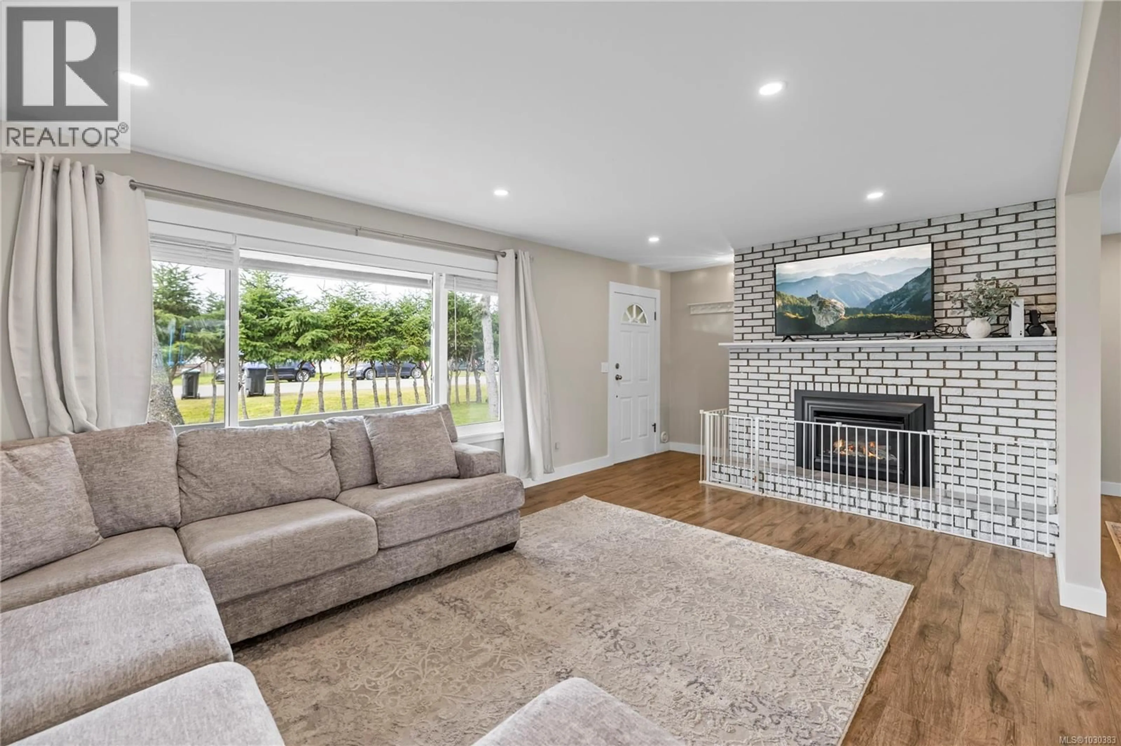 Living room with furniture, unknown for 246 CEDAR STREET, Parksville British Columbia V9P1J1