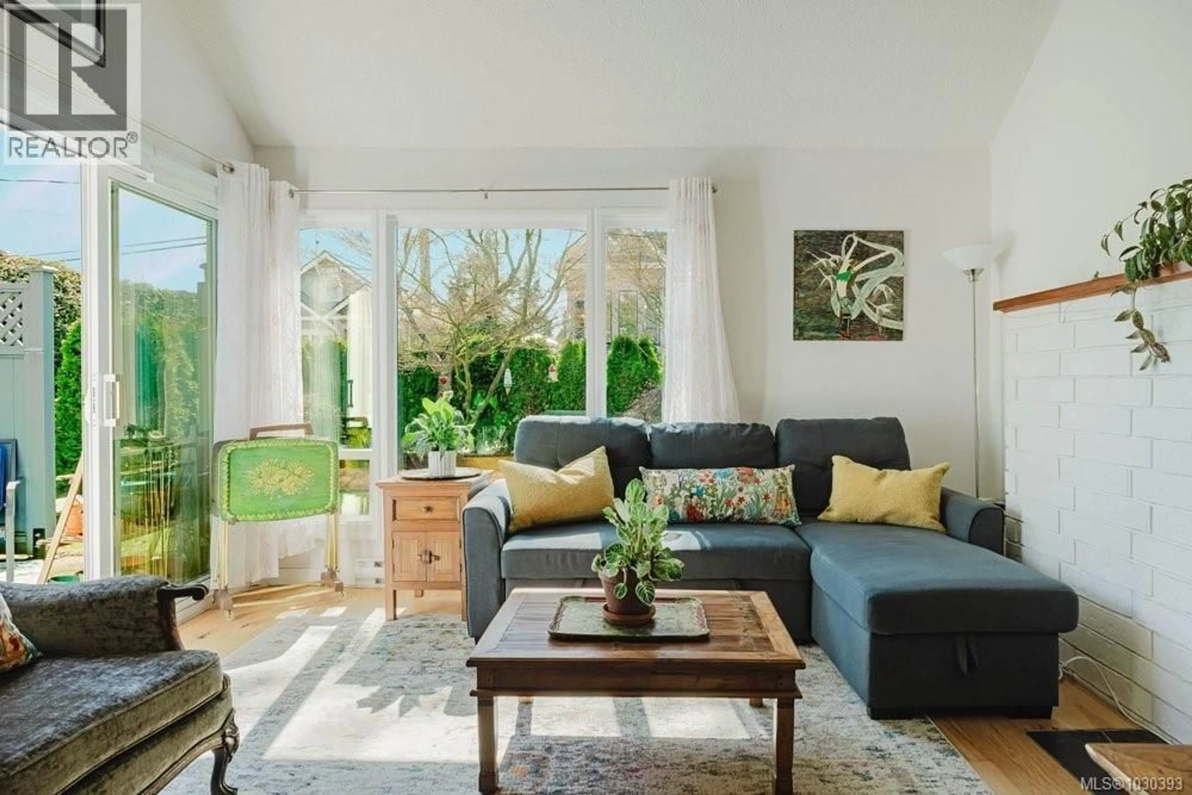 Living room with furniture, unknown for 4 - 1318 VINING STREET, Victoria British Columbia V8R1P6