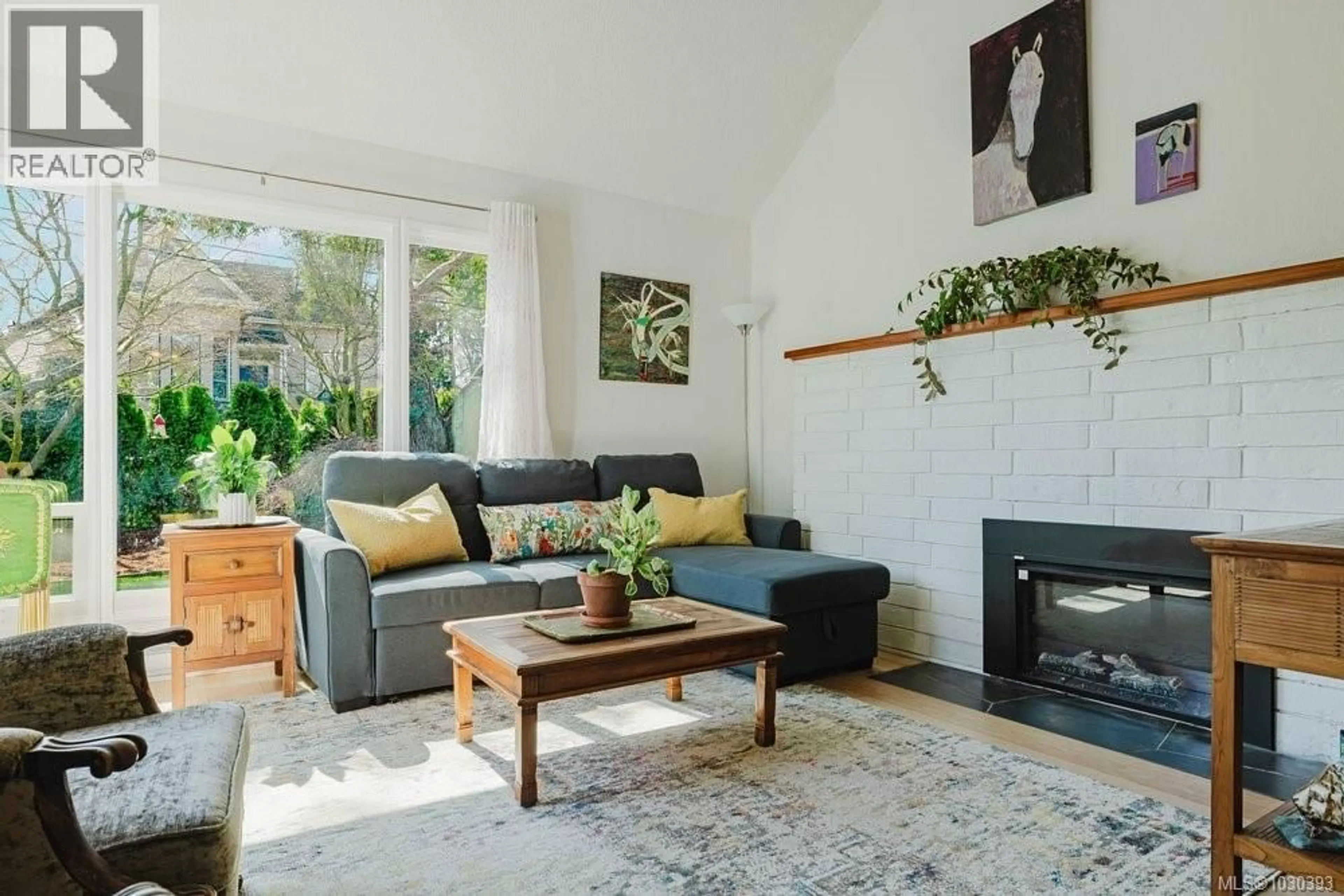 Living room with furniture, wood/laminate floor for 4 - 1318 VINING STREET, Victoria British Columbia V8R1P6