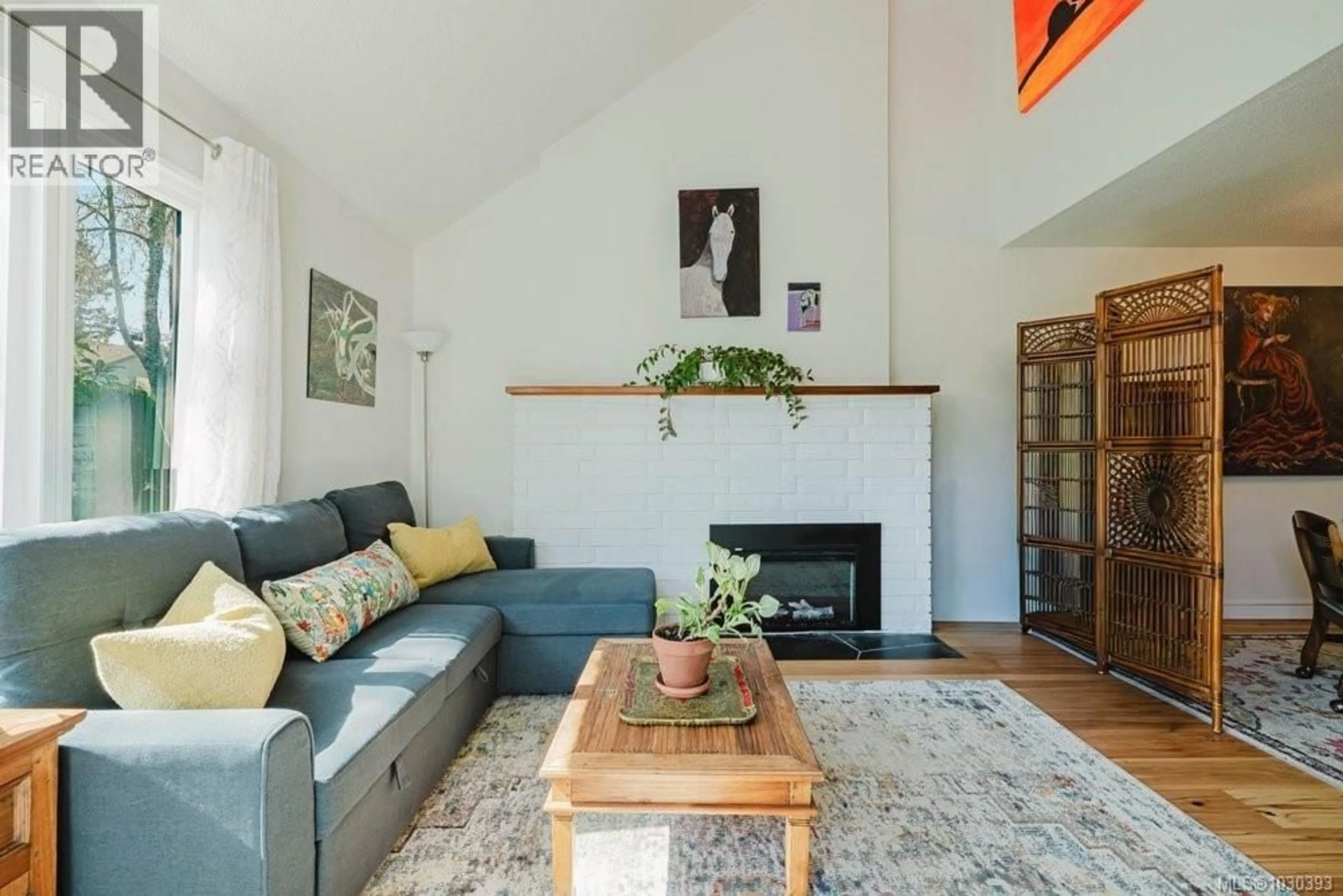 Living room with furniture, wood/laminate floor for 4 - 1318 VINING STREET, Victoria British Columbia V8R1P6