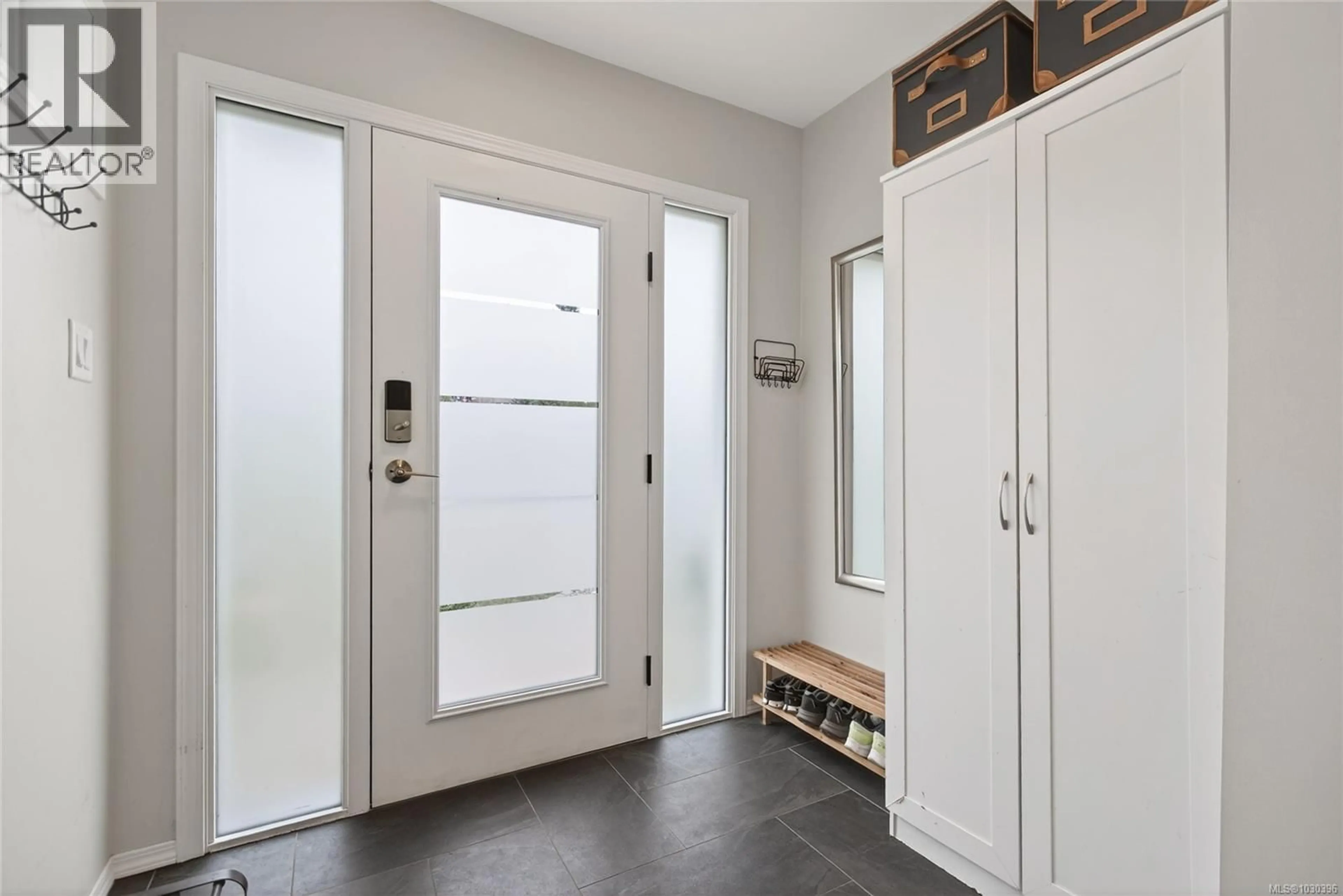 Indoor entryway for 1623 HOBSON AVENUE, Courtenay British Columbia V9N8S3