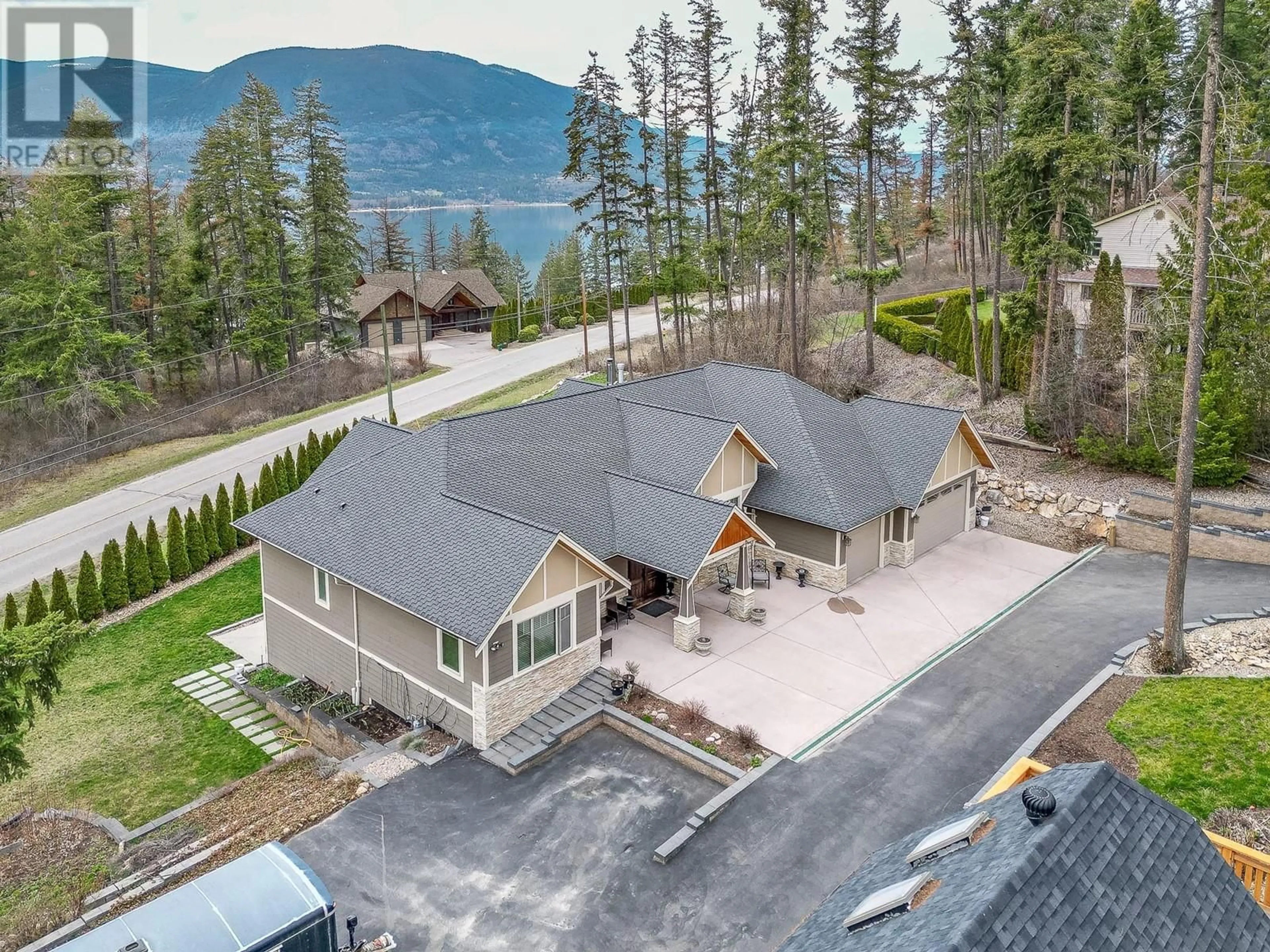 A pic from outside/outdoor area/front of a property/back of a property/a pic from drone, water/lake/river/ocean view for 3131 20 STREET NORTHEAST, Salmon Arm British Columbia V1E2G9