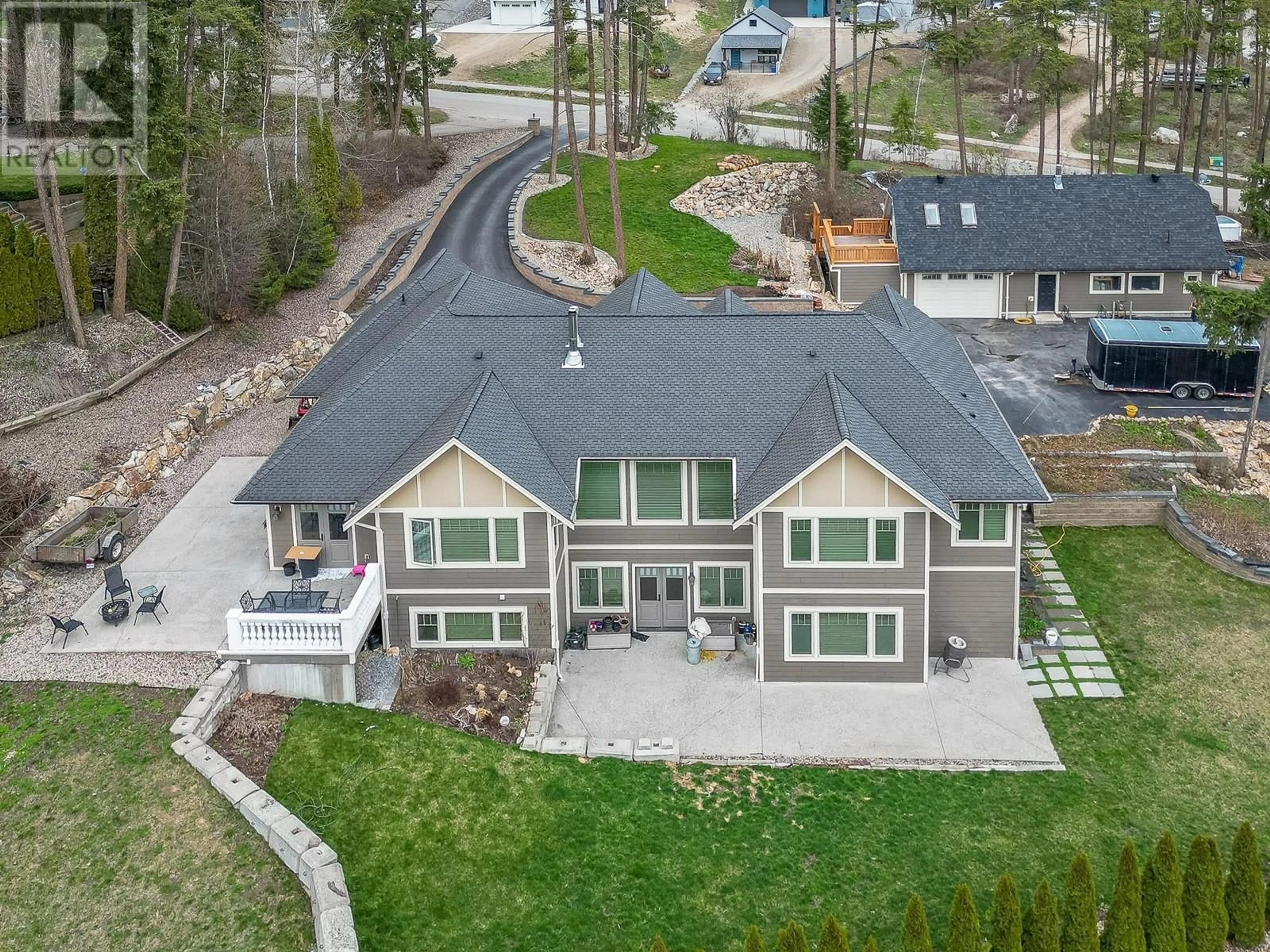 A pic from outside/outdoor area/front of a property/back of a property/a pic from drone, unknown for 3131 20 STREET NORTHEAST, Salmon Arm British Columbia V1E2G9