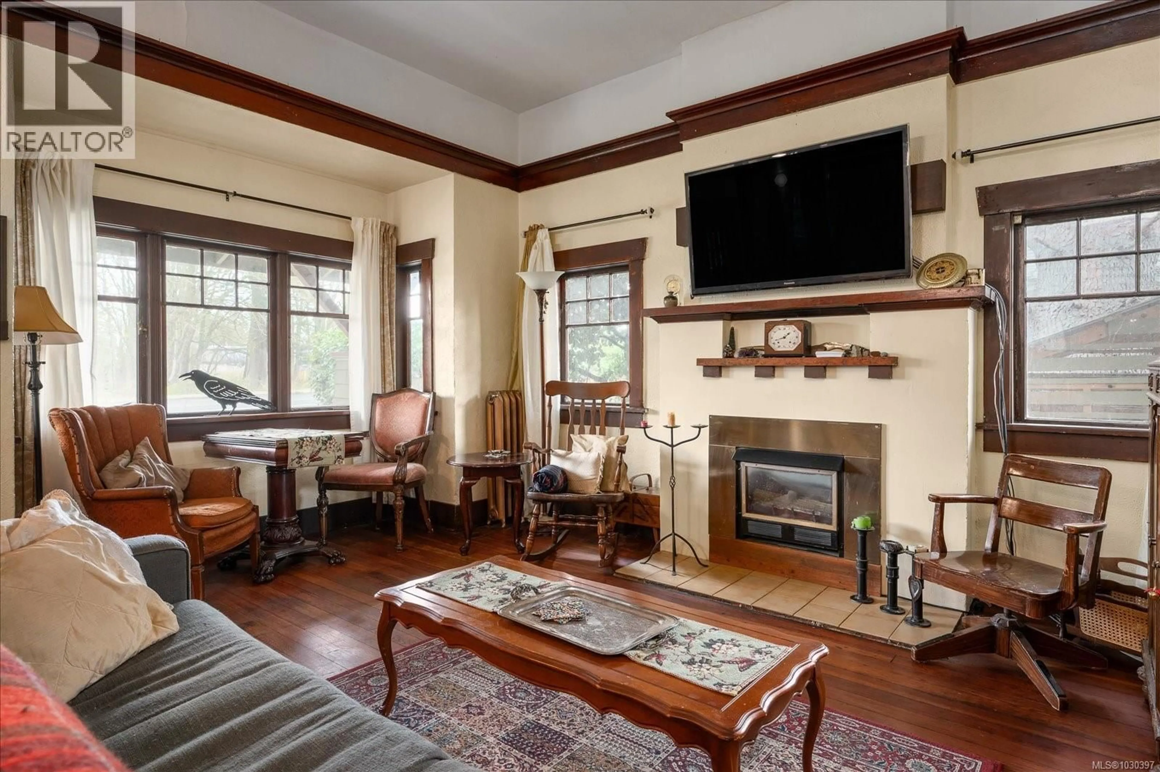 Living room with furniture, unknown for 725 COMOX ROAD, Nanaimo British Columbia V9R3J5