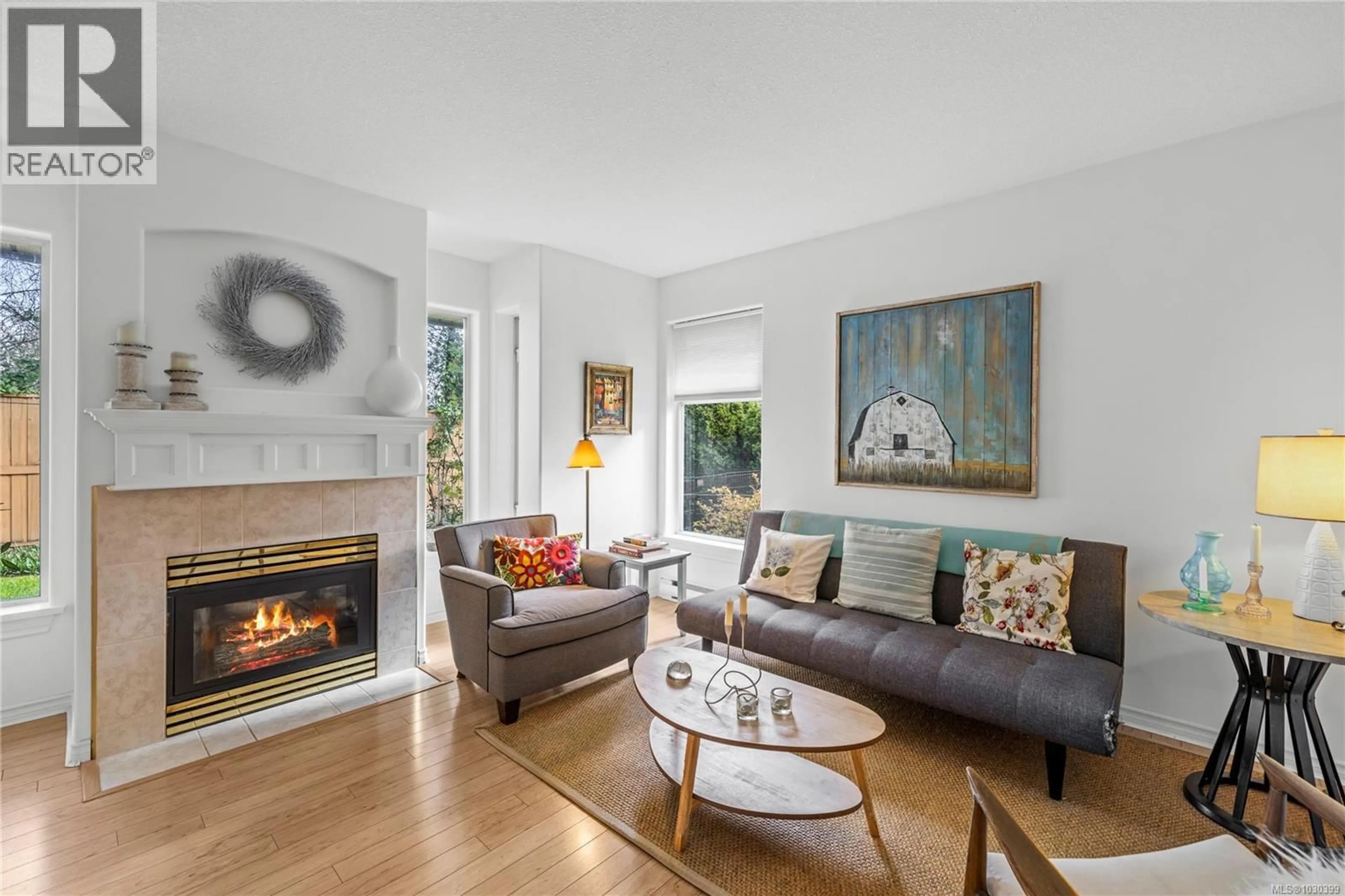 Living room with furniture, wood/laminate floor for 2 - 290 CORFIELD STREET SOUTH, Parksville British Columbia V9P2G7