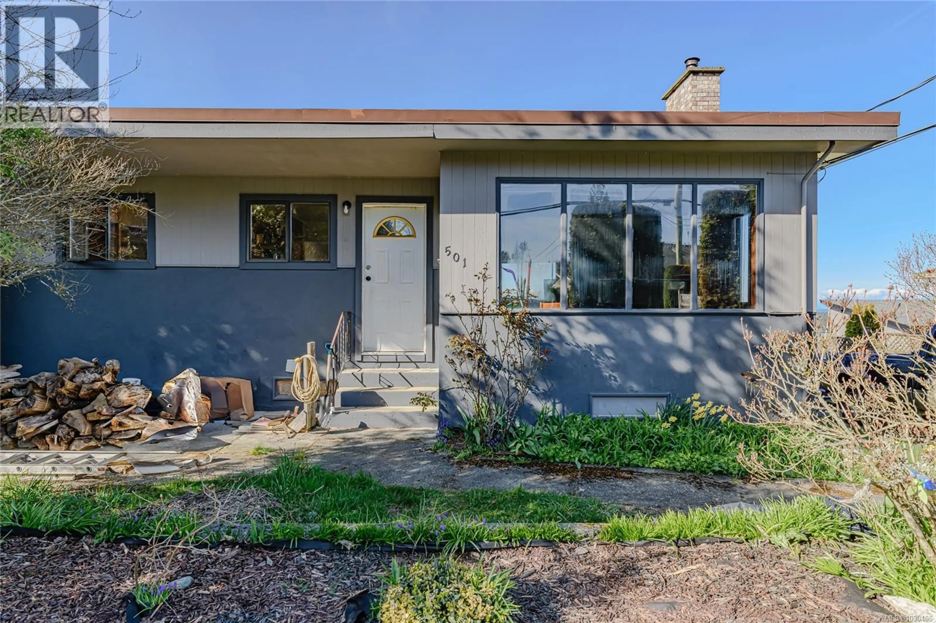 Home with vinyl exterior material, street for 501 DAVIS ROAD, Ladysmith British Columbia V9G1W1