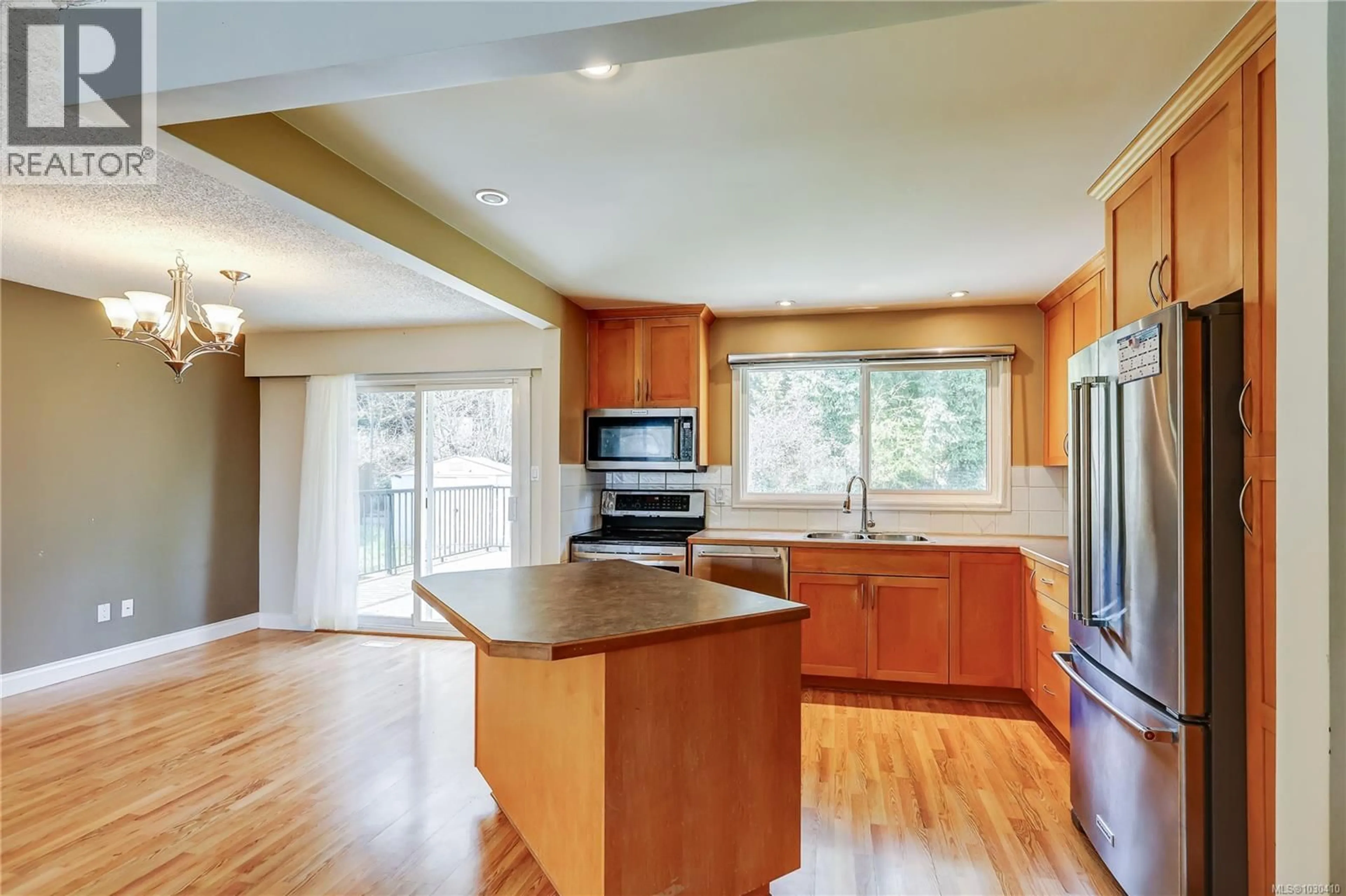 Open concept kitchen, wood/laminate floor for 785 PARKVIEW DRIVE, Nanaimo British Columbia V9R5T9