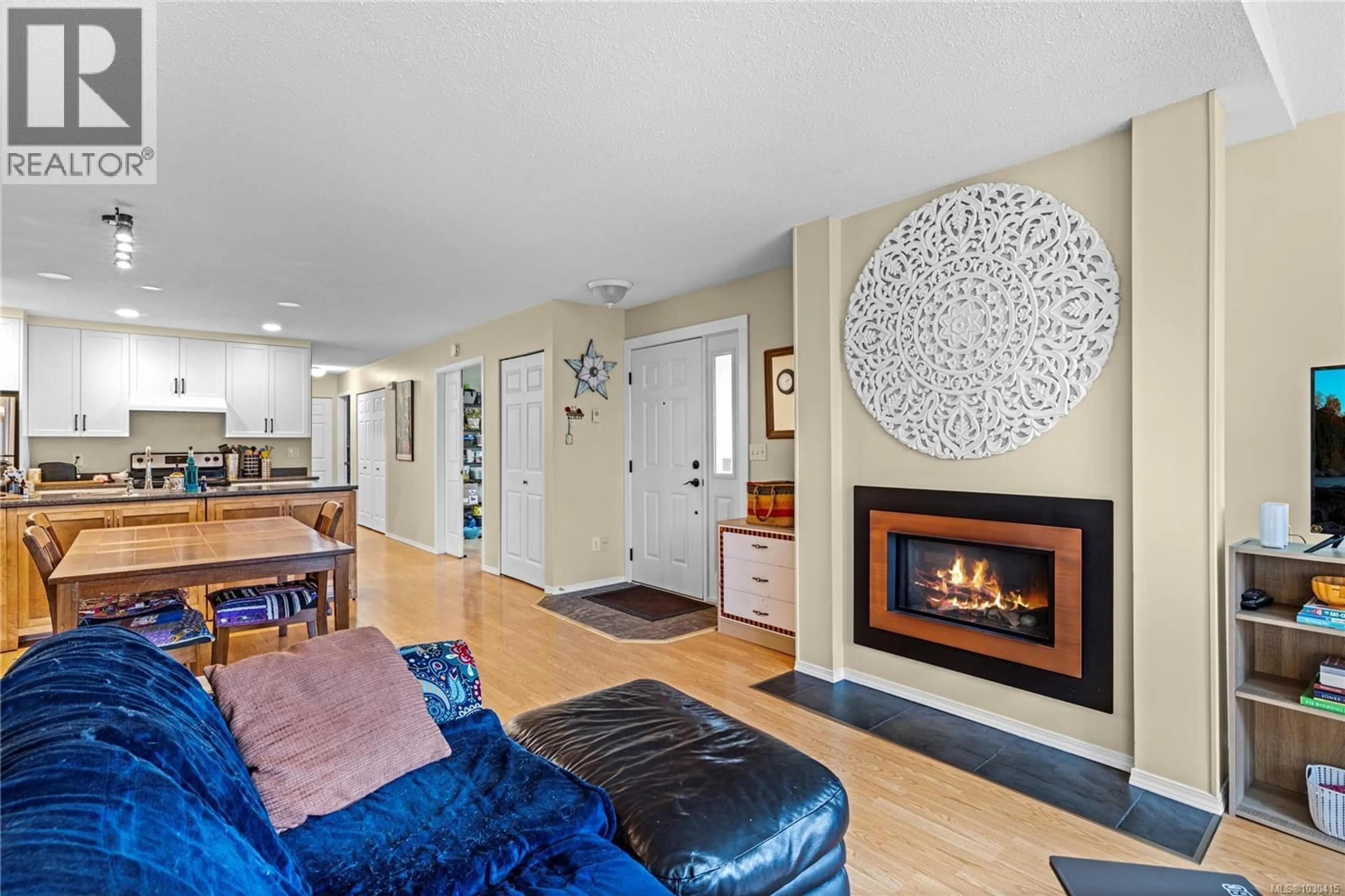 Living room with furniture, ceramic/tile floor for 39 - 6245 BLUEBACK ROAD, Nanaimo British Columbia V9V1N7