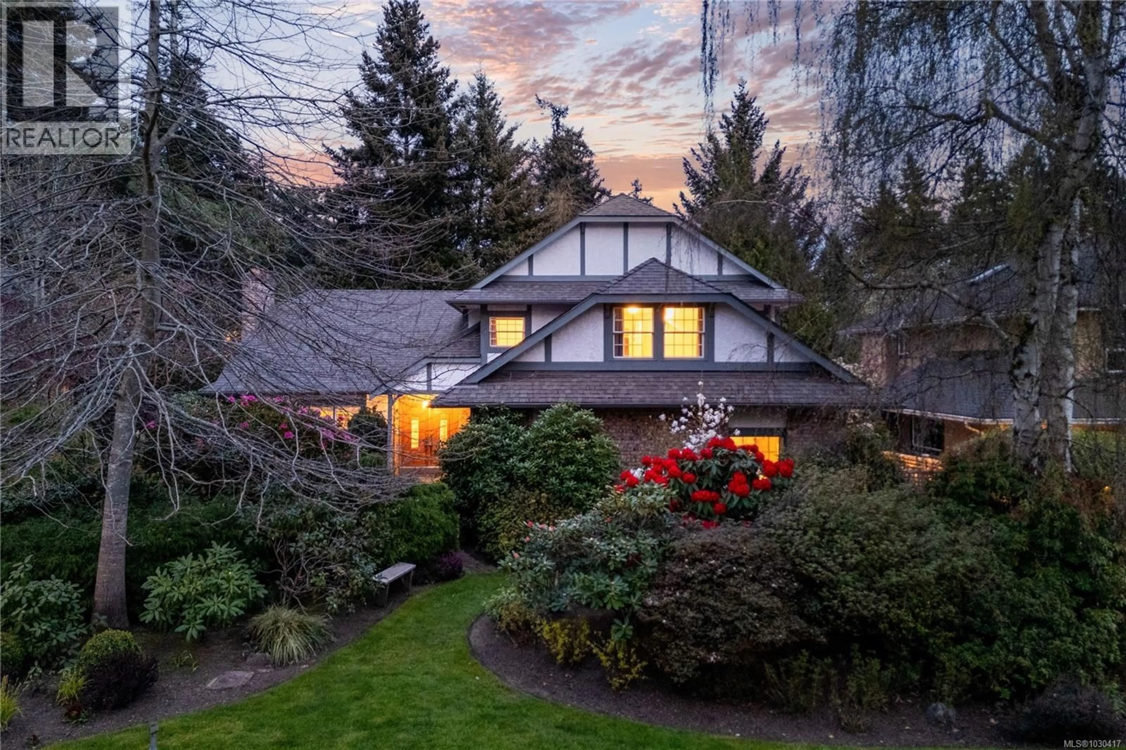 A pic from outside/outdoor area/front of a property/back of a property/a pic from drone, street for 3913 GIBSON COURT, Saanich British Columbia V8N6E2