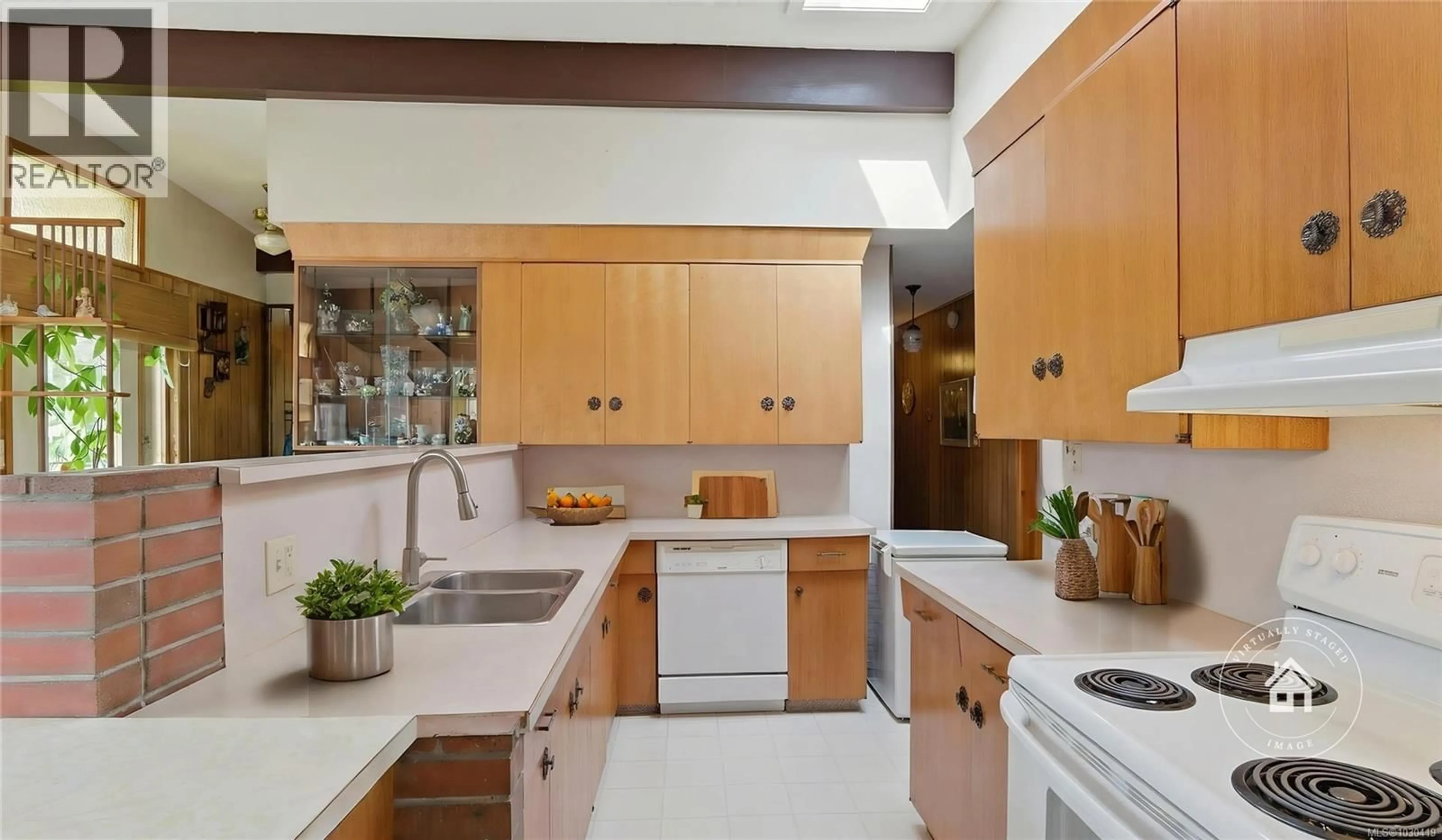 Standard kitchen, ceramic/tile floor for 559 JOHNSTONE ROAD, Parksville British Columbia V9P2A5