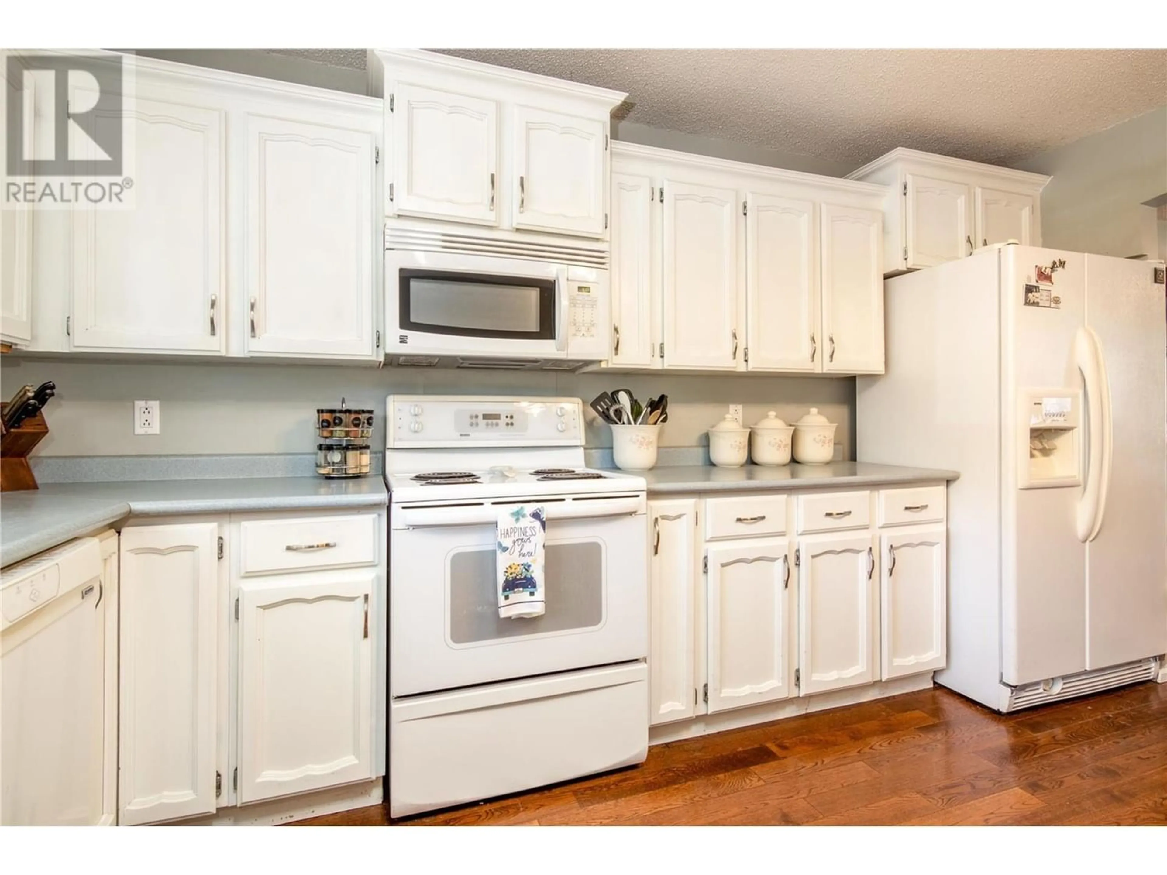 Standard kitchen for 2755 Balsam Lane, Lumby British Columbia V0E2G5