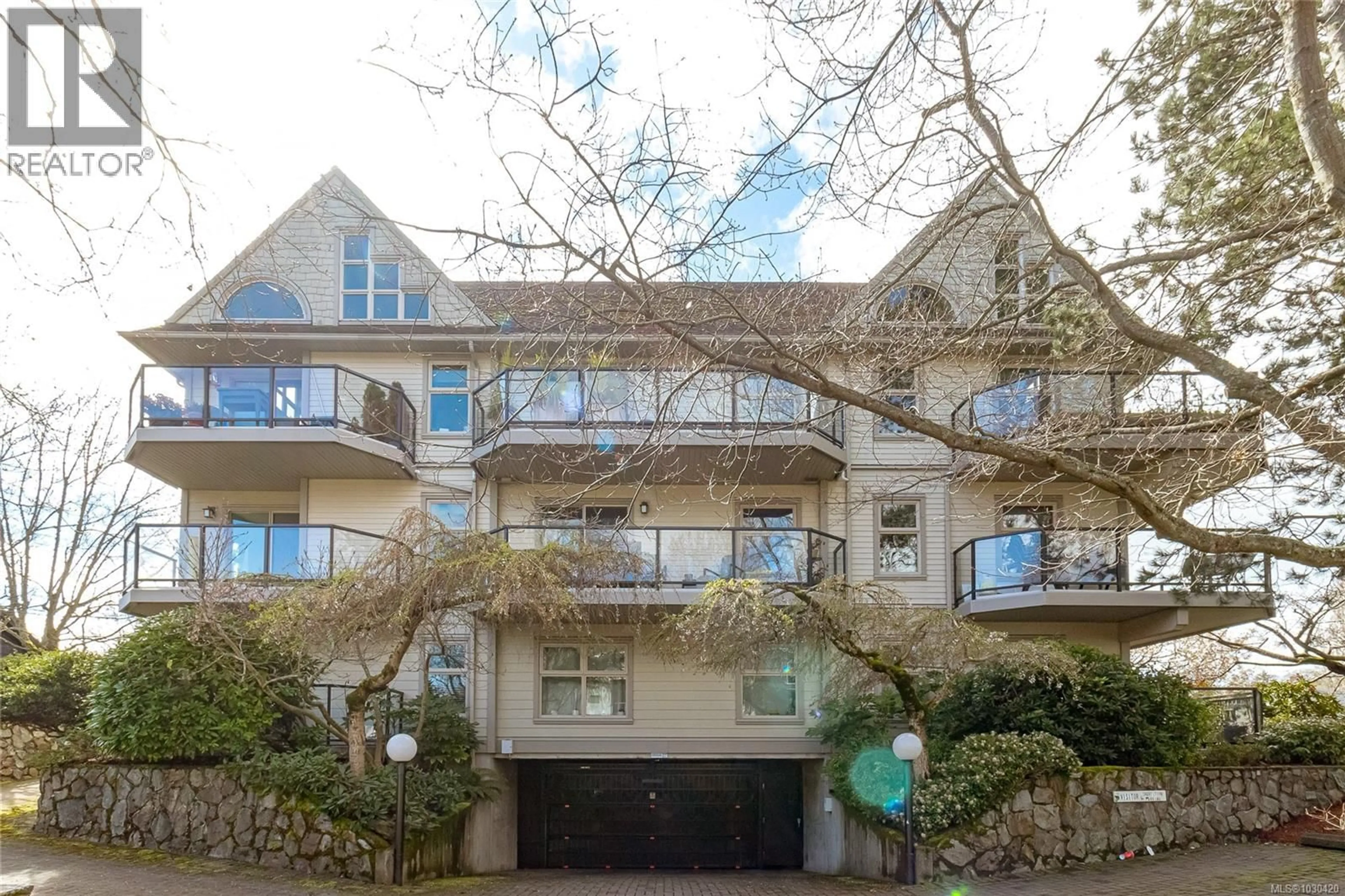 A pic from outside/outdoor area/front of a property/back of a property/a pic from drone, unknown for 207 - 2211 SHELBOURNE STREET, Victoria British Columbia V8R4K9