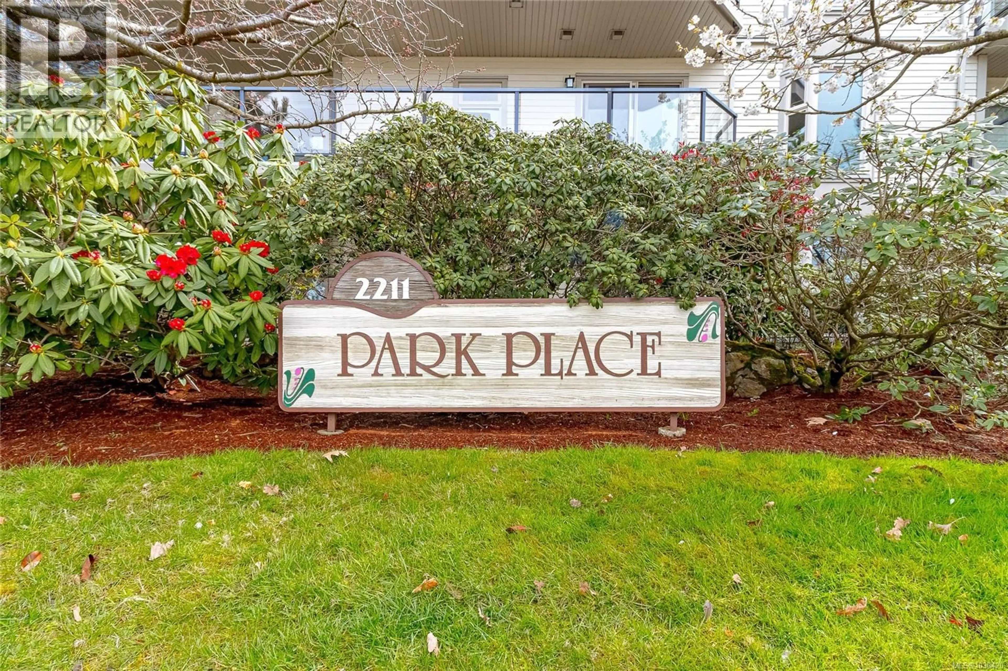 Patio, street for 207 - 2211 SHELBOURNE STREET, Victoria British Columbia V8R4K9