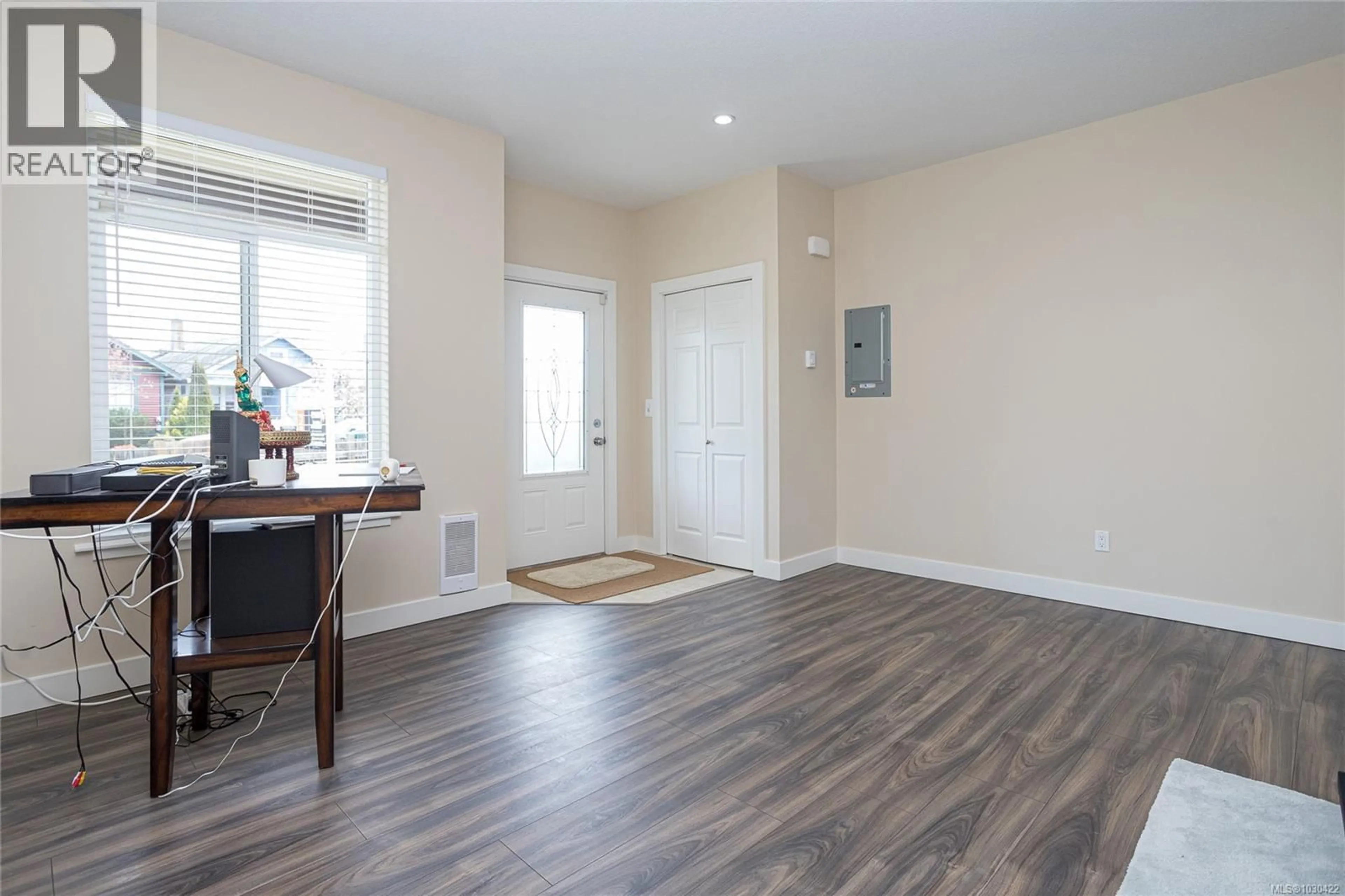 Indoor entryway for 144 VICTORIA ROAD, Nanaimo British Columbia V9R4P5