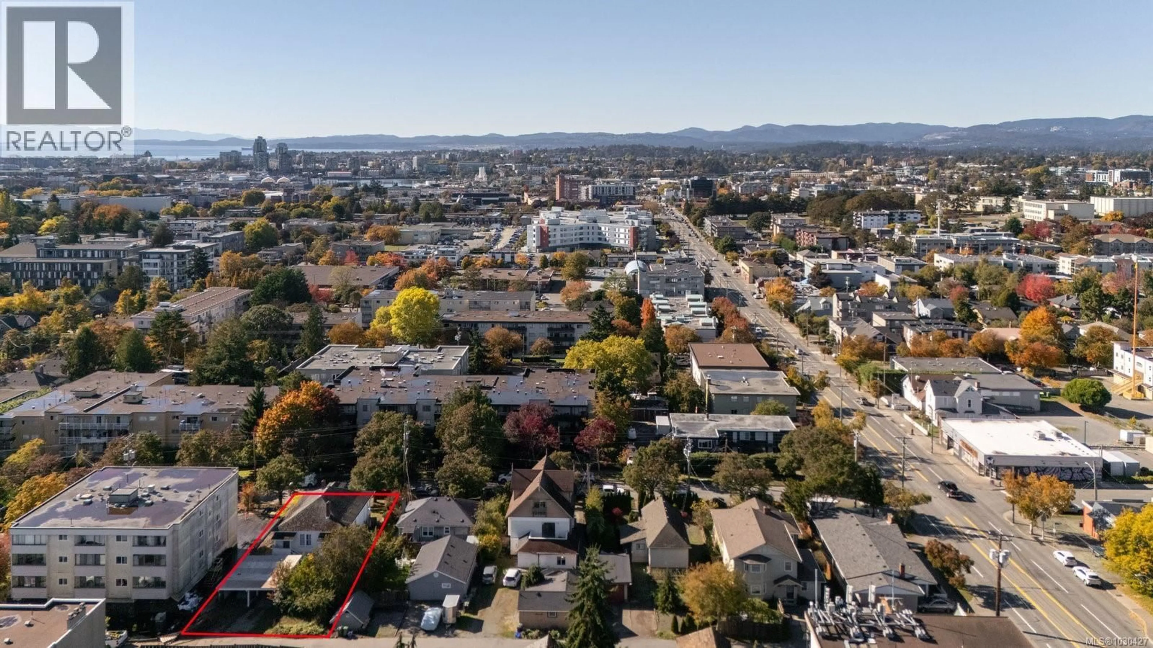 A pic from outside/outdoor area/front of a property/back of a property/a pic from drone, unknown for 2639 PRIOR STREET, Victoria British Columbia V8T3X7