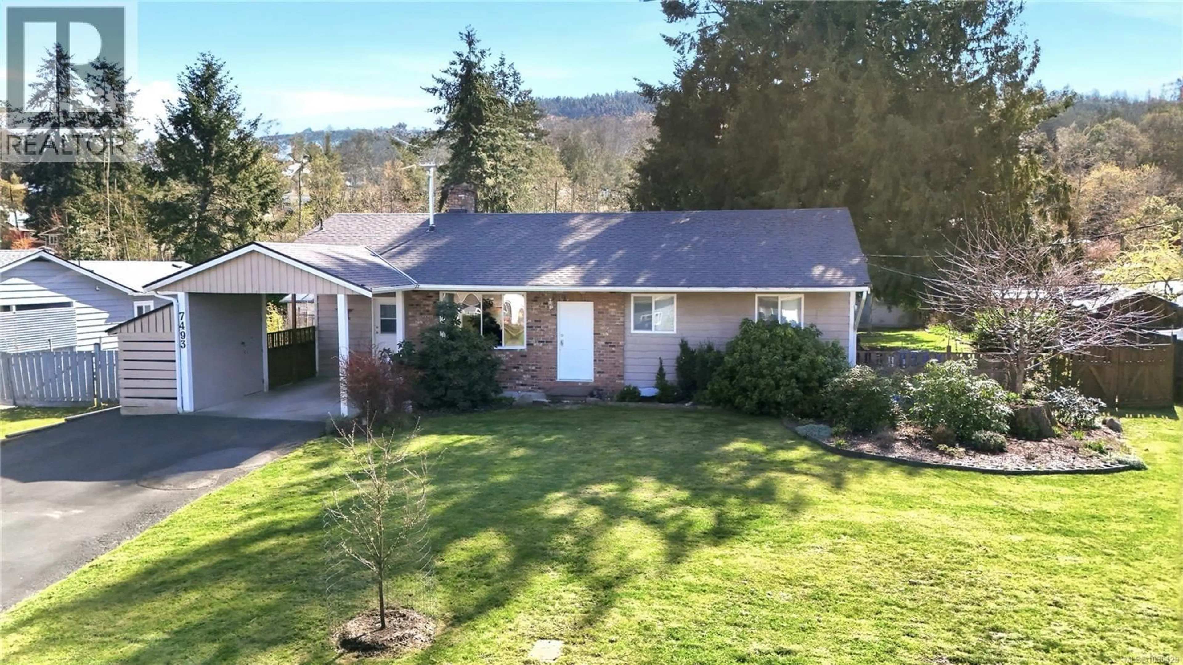 A pic from outside/outdoor area/front of a property/back of a property/a pic from drone, unknown for 7493 ANDREA CRESCENT, Lantzville British Columbia V0R2H0