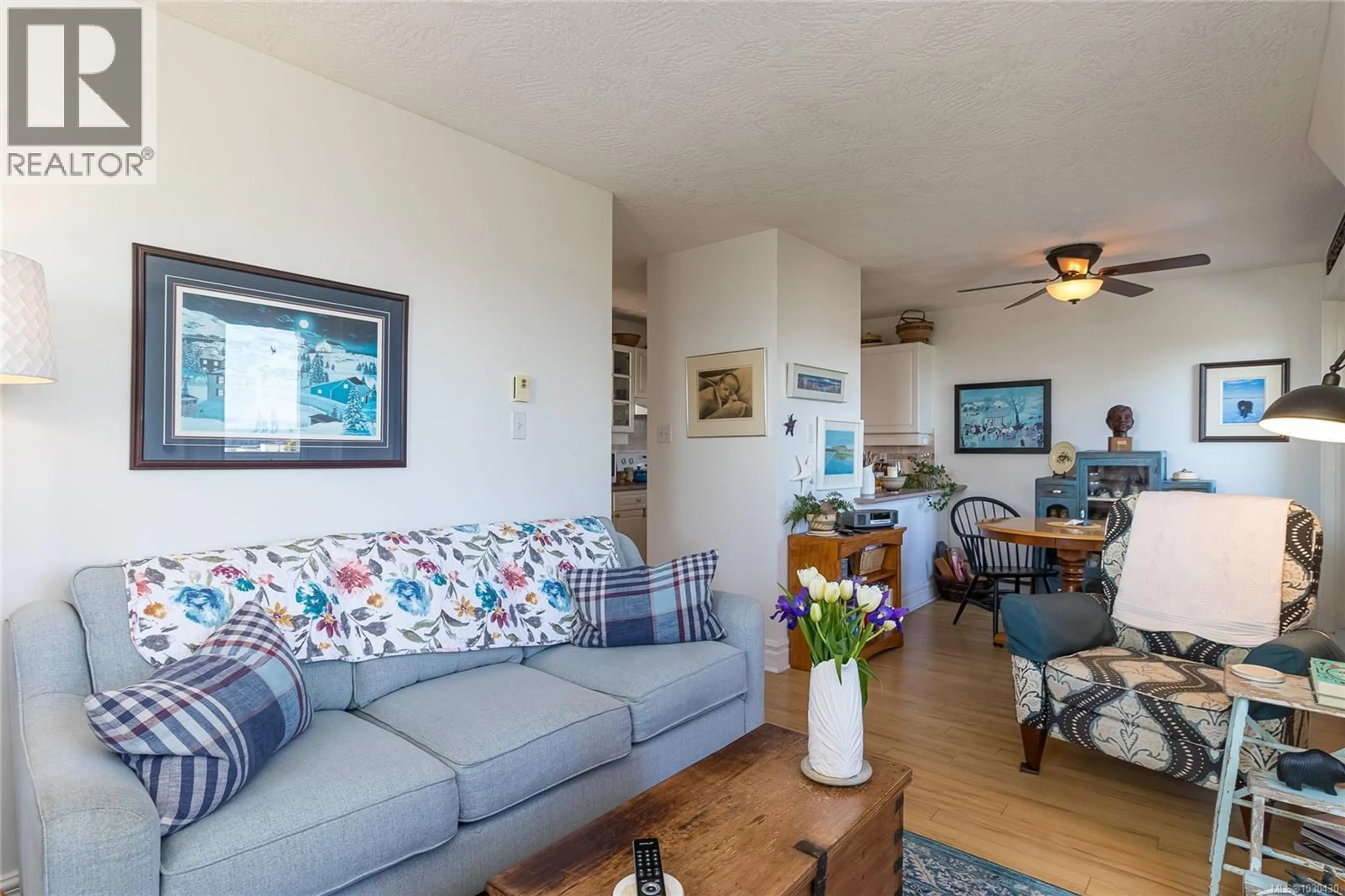 Living room with furniture, wood/laminate floor for 402 - 645 SELBY STREET, Nanaimo British Columbia V9R2S2