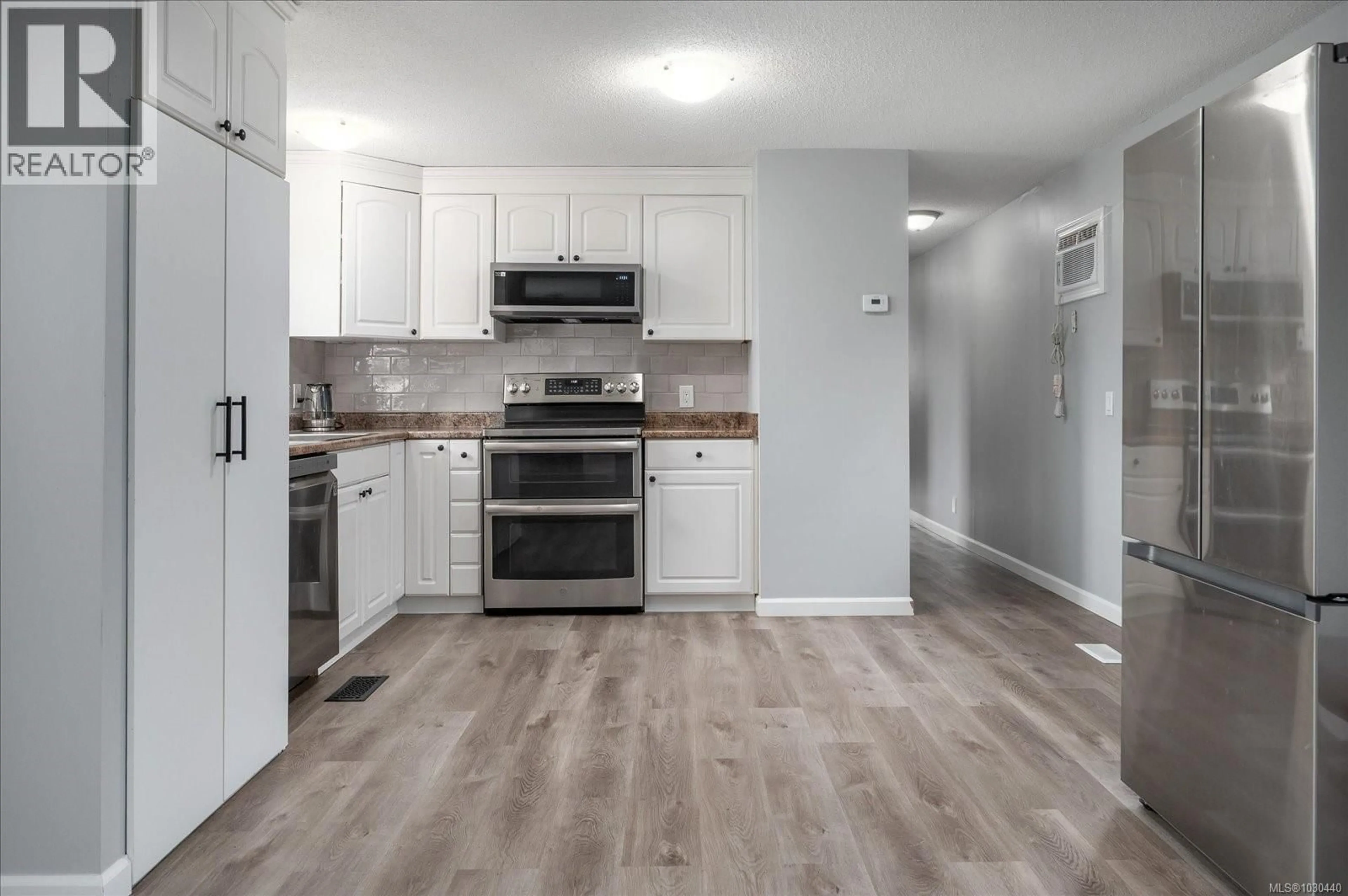 Open concept kitchen, wood/laminate floor for 47 - 971 DOUGLAS AVENUE, Nanaimo British Columbia V9R6C1