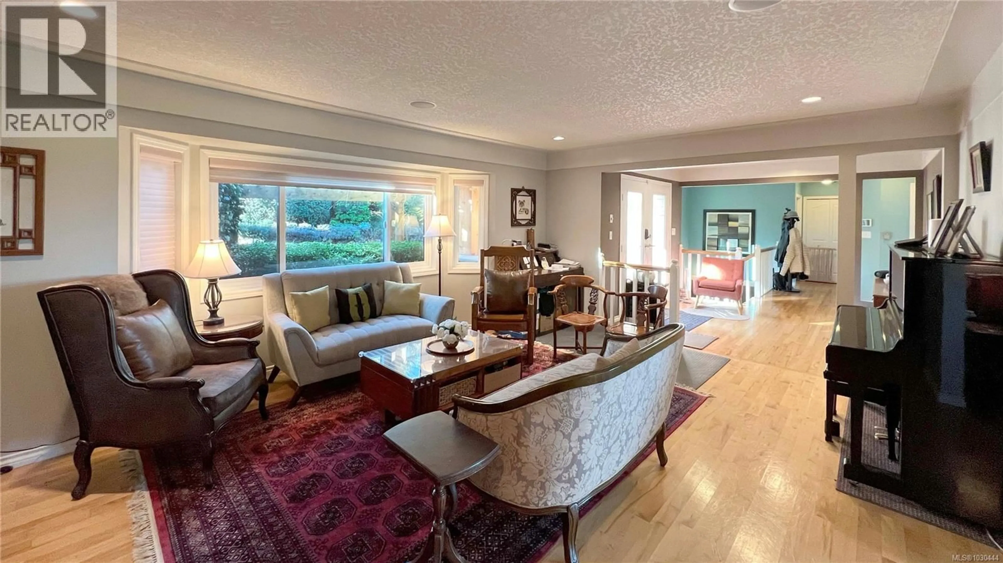 Living room with furniture, unknown for 986 SEAPEARL PLACE, Saanich British Columbia V8Y2X3