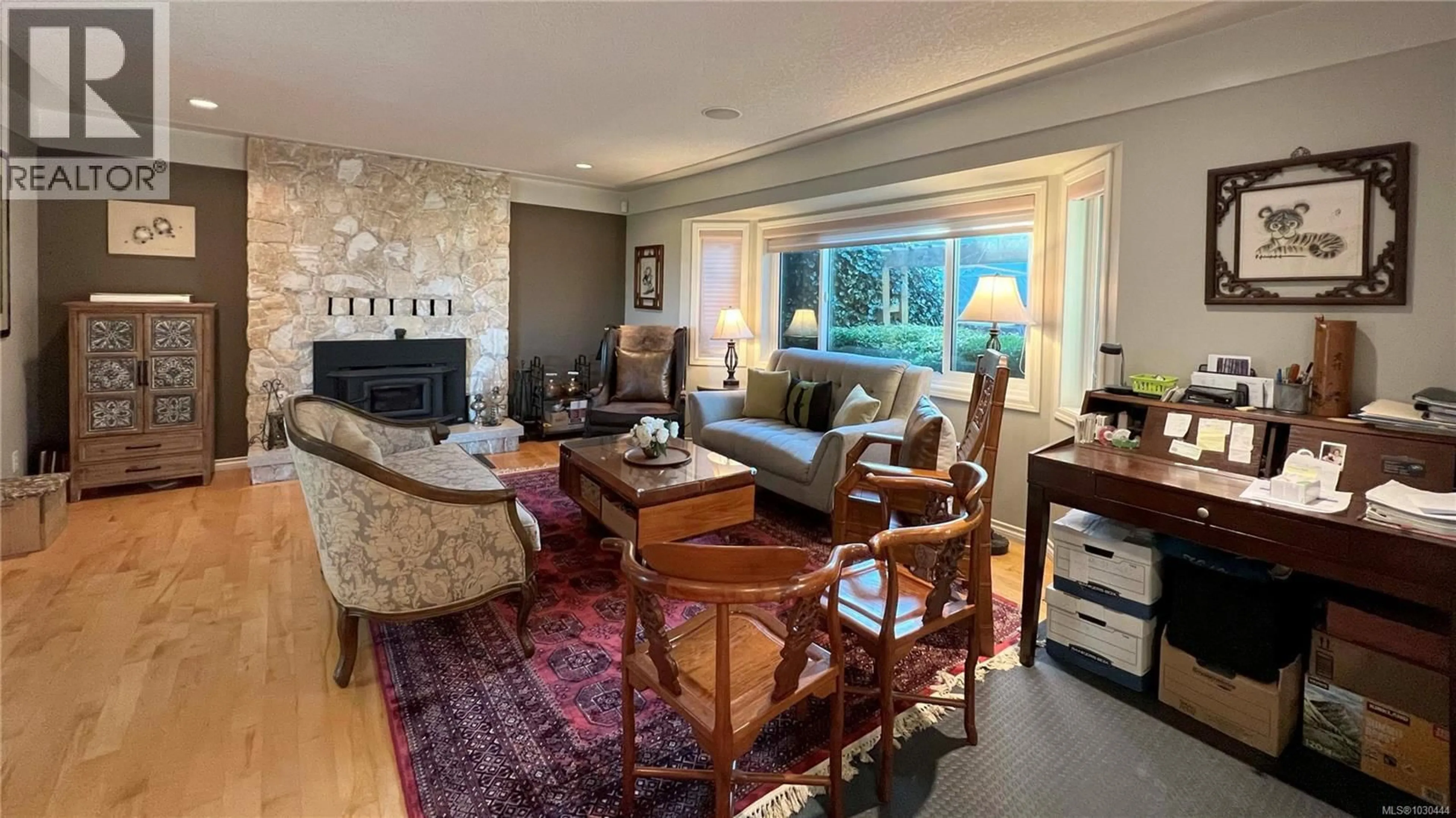 Living room with furniture, unknown for 986 SEAPEARL PLACE, Saanich British Columbia V8Y2X3