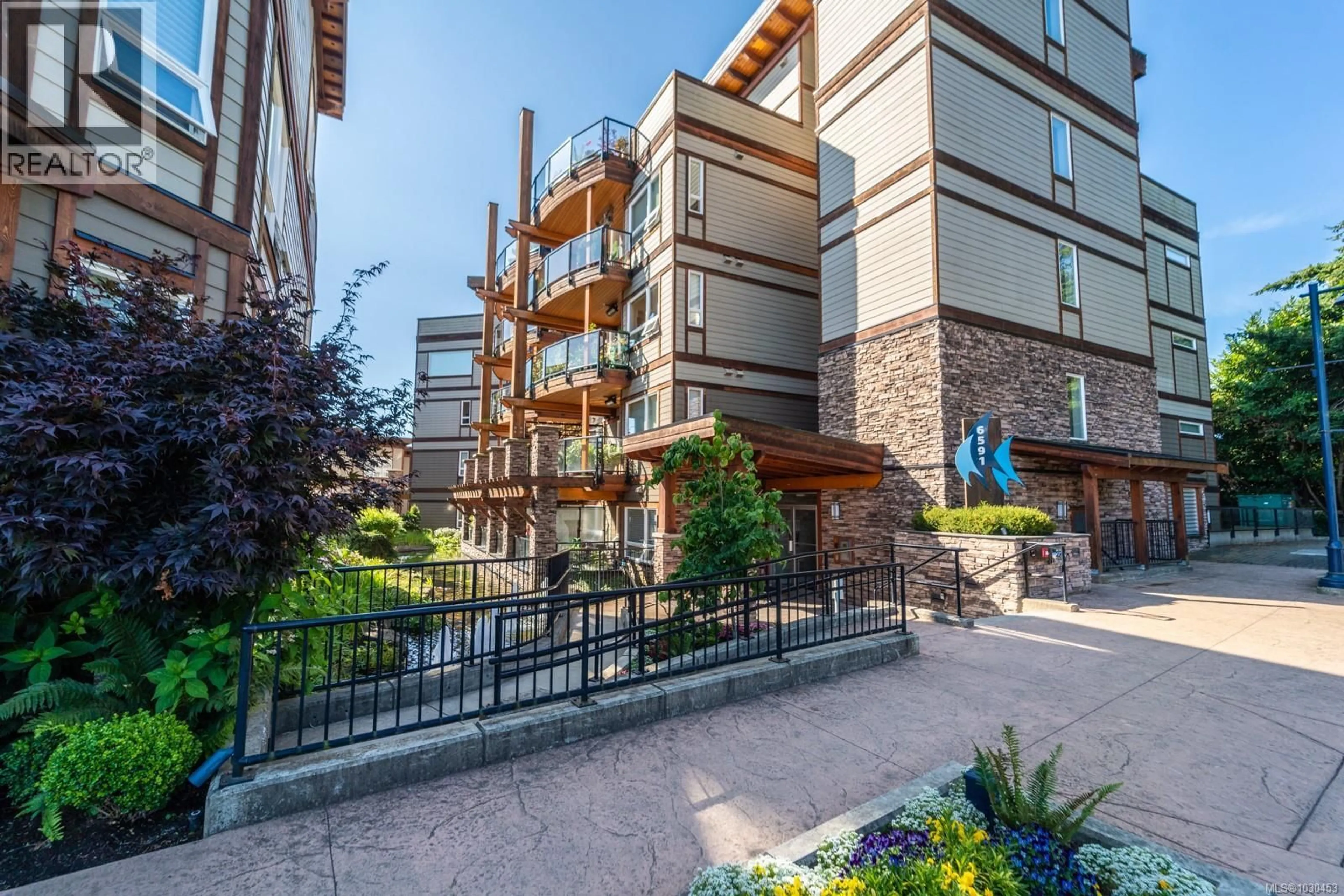 Patio, building for 204 - 6591 LINCROFT ROAD, Sooke British Columbia V9Z1M2