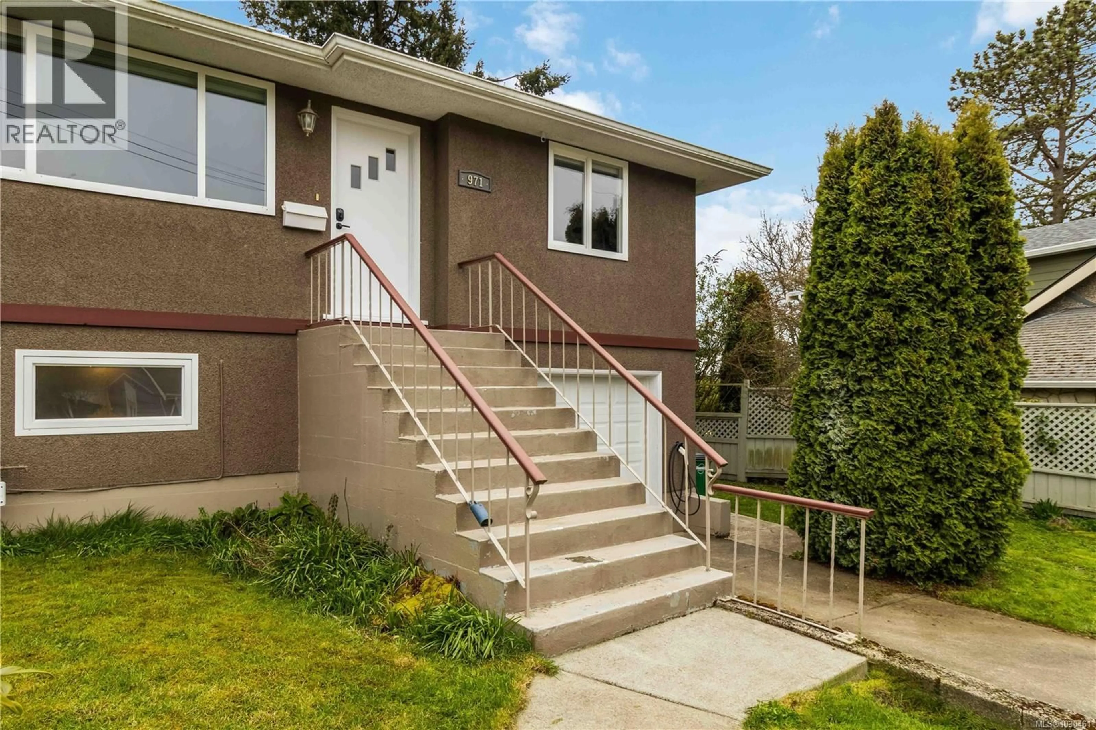 Home with vinyl exterior material, street for 971-973 LOVAT AVENUE, Saanich British Columbia V8X1V4