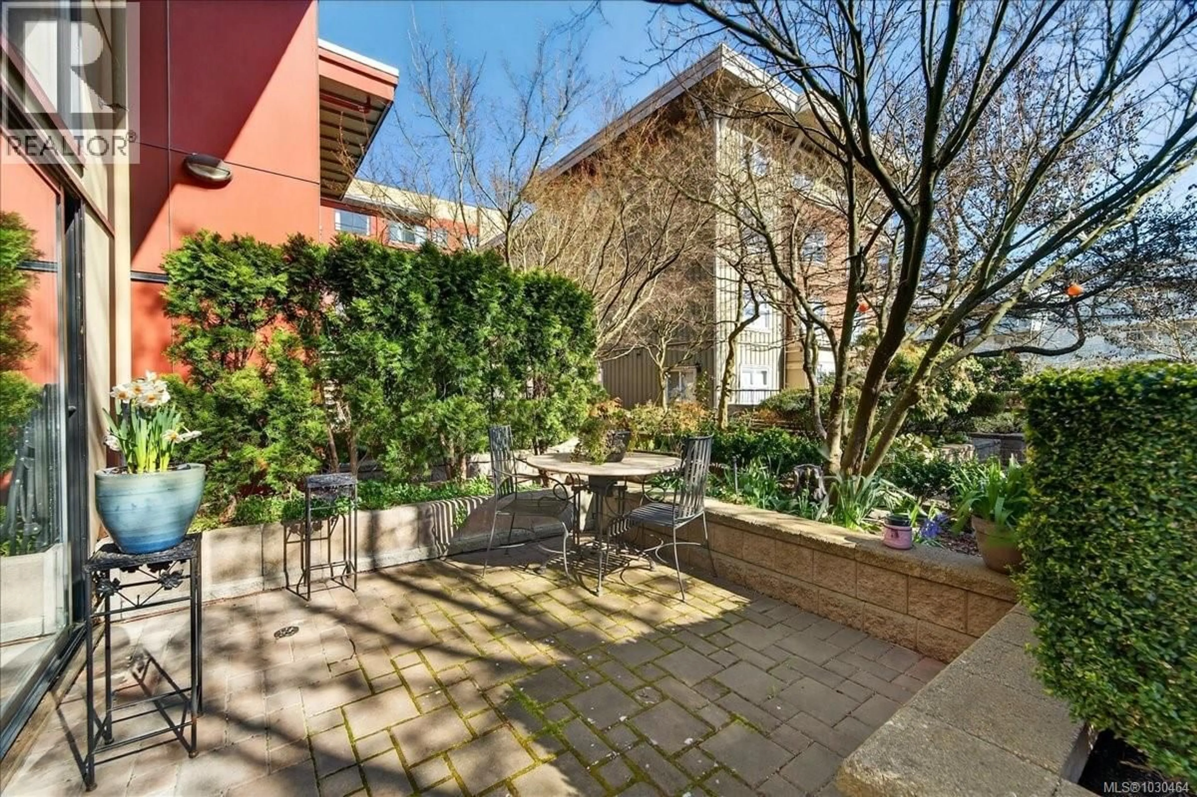 Patio, street for 111 - 880 SHORT STREET, Saanich British Columbia V8X2V5