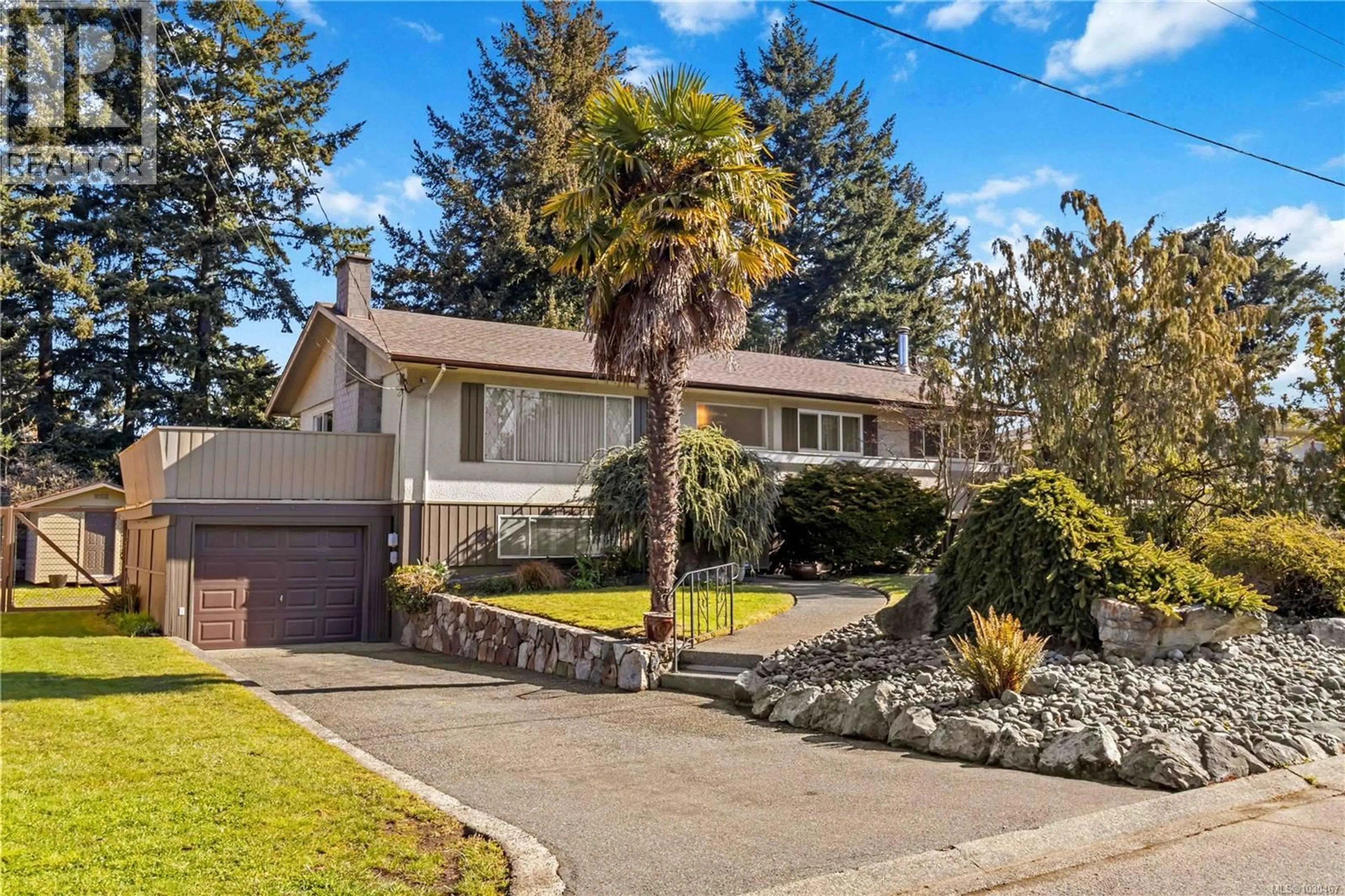 Home with vinyl exterior material, street for 4418 CHARTWELL DRIVE, Saanich British Columbia V8N2R3