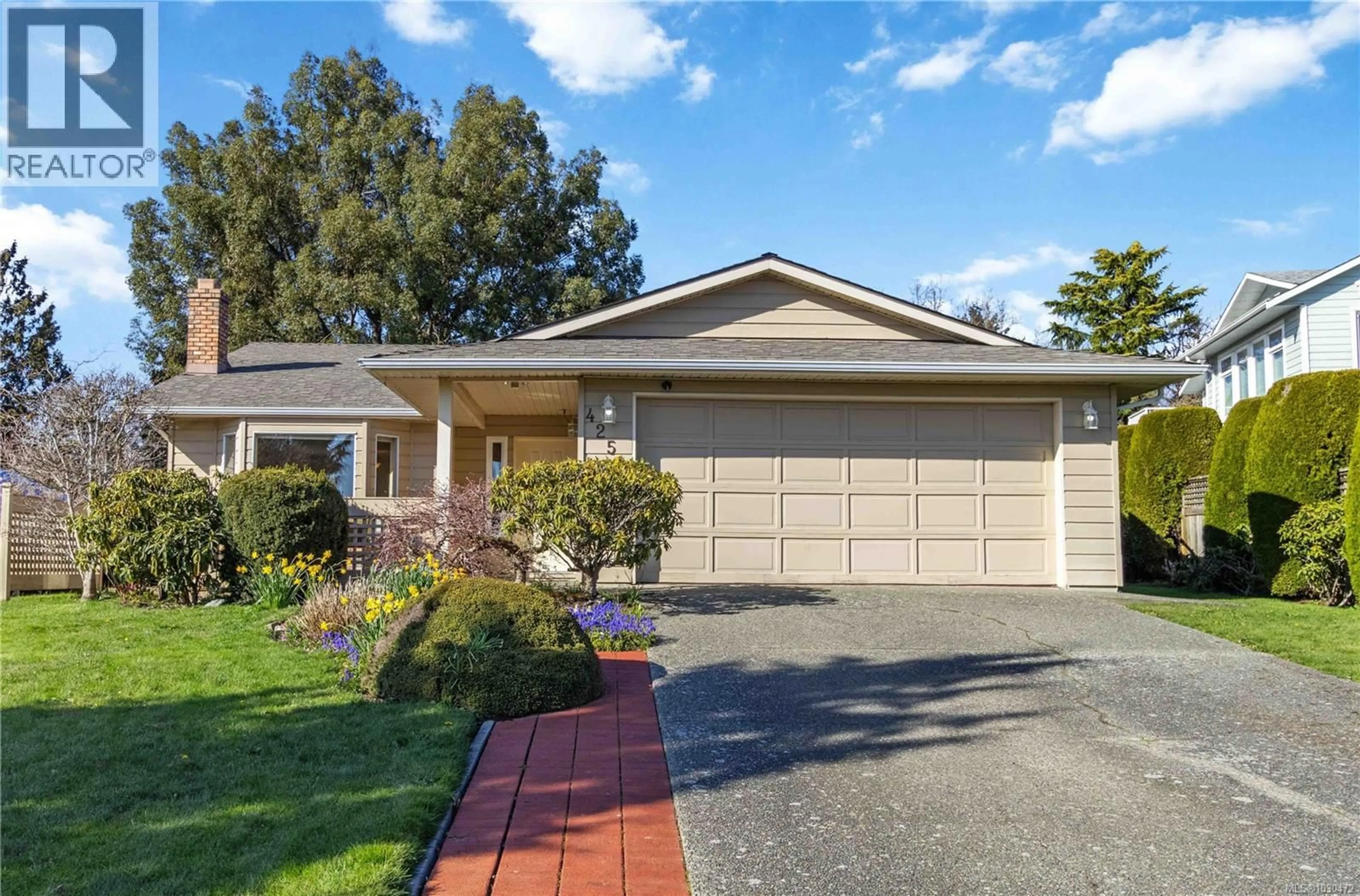 Home with vinyl exterior material, street for 4259 PANORAMA DRIVE, Saanich British Columbia V8X4X9