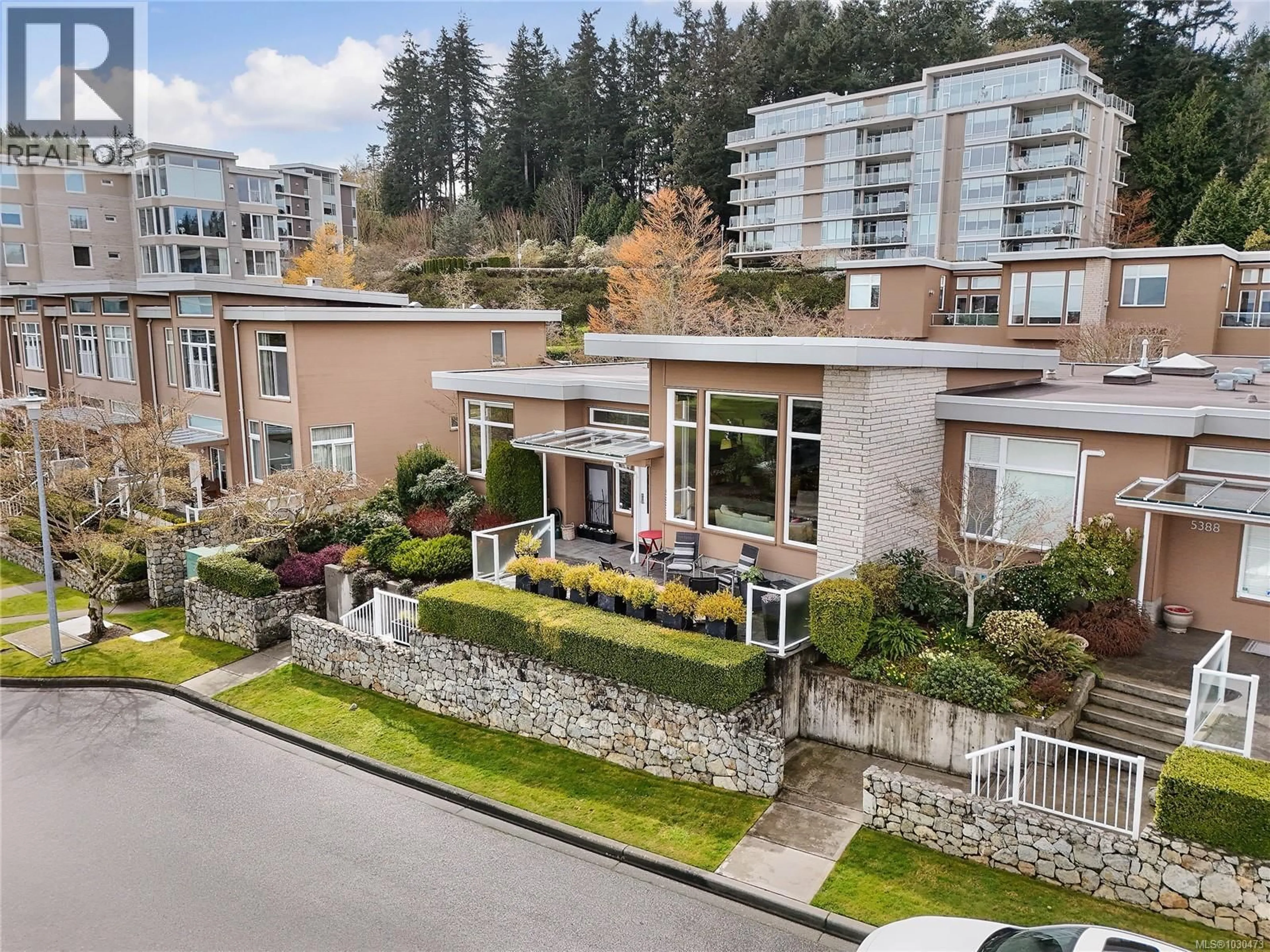 A pic from outside/outdoor area/front of a property/back of a property/a pic from drone, unknown for 5384 SAYWARD HILL CRESCENT, Saanich British Columbia V8Y3H8