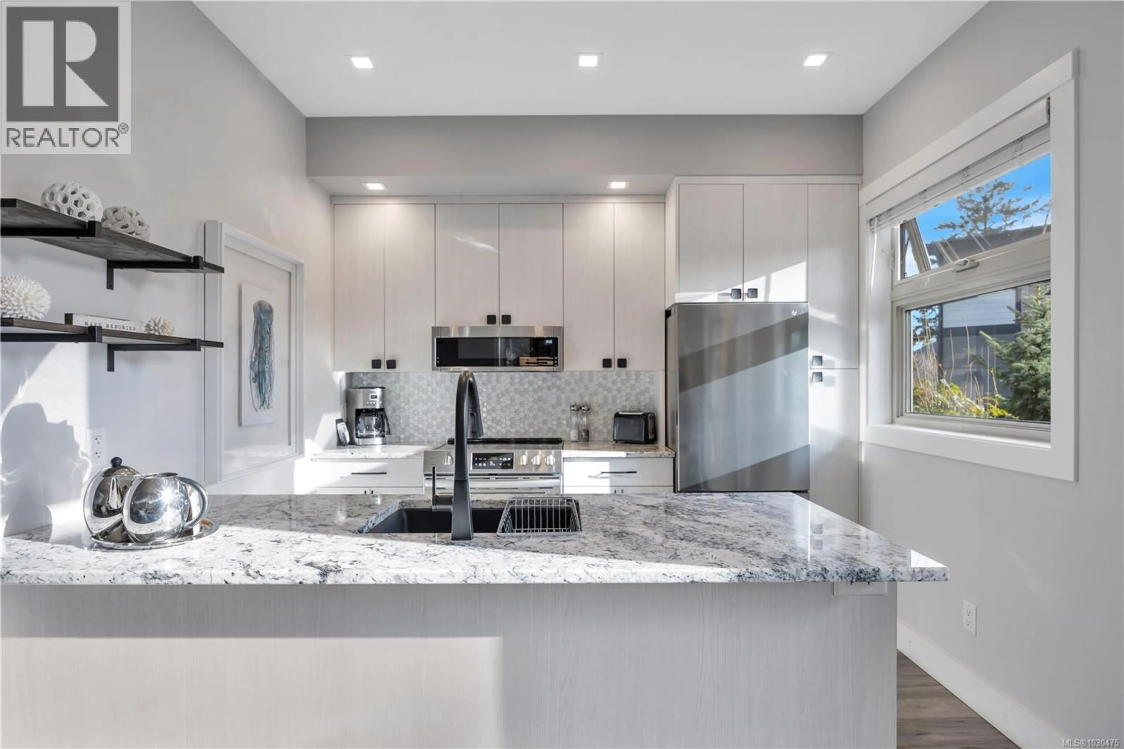 Contemporary kitchen, ceramic/tile floor for 6 - 1175 RESORT DRIVE, Parksville British Columbia V9P2E3