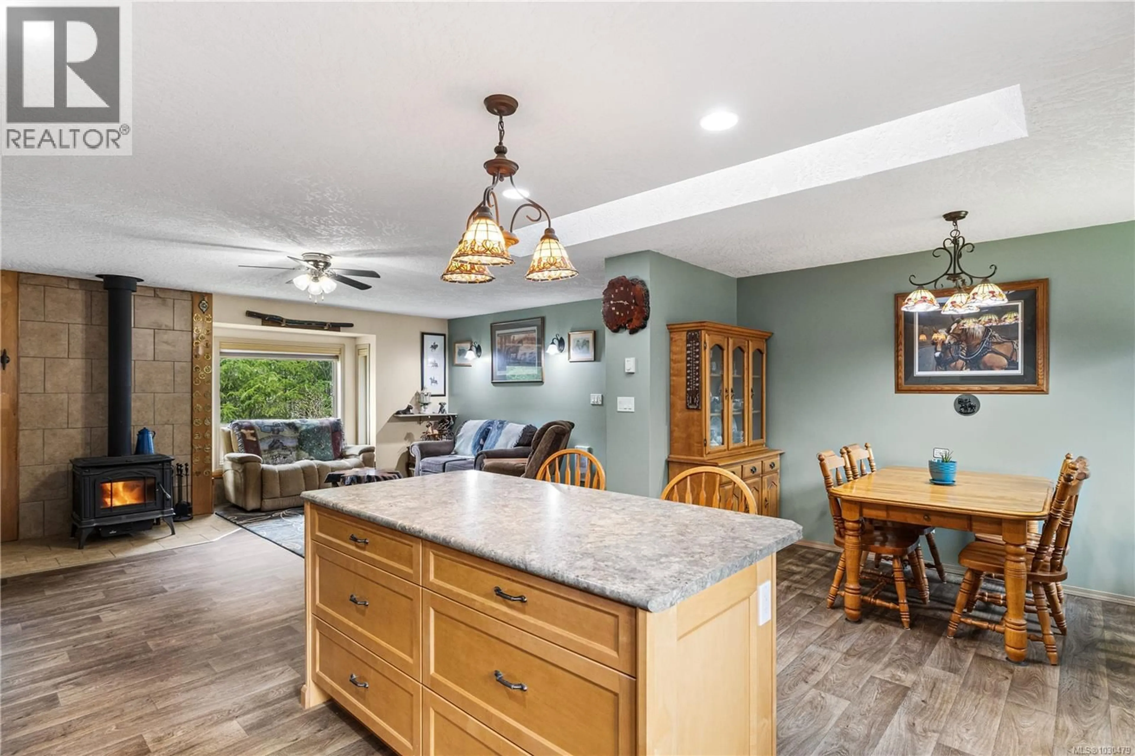 Open concept kitchen, ceramic/tile floor for 3917 ISLAK ROAD, Black Creek British Columbia V9J1Y9