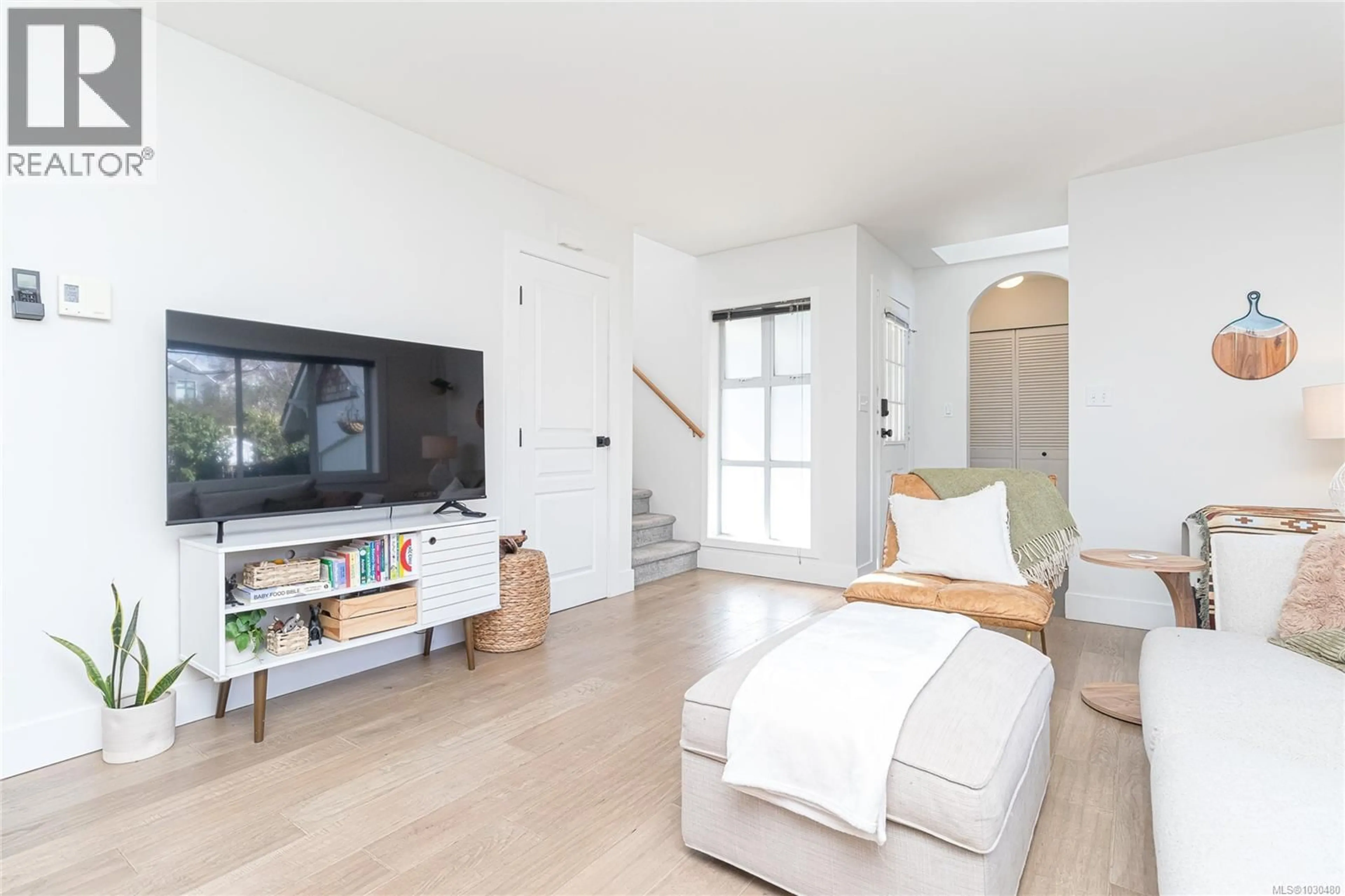 Living room with furniture, unknown for 211 HENRY STREET, Victoria British Columbia V9A3H8