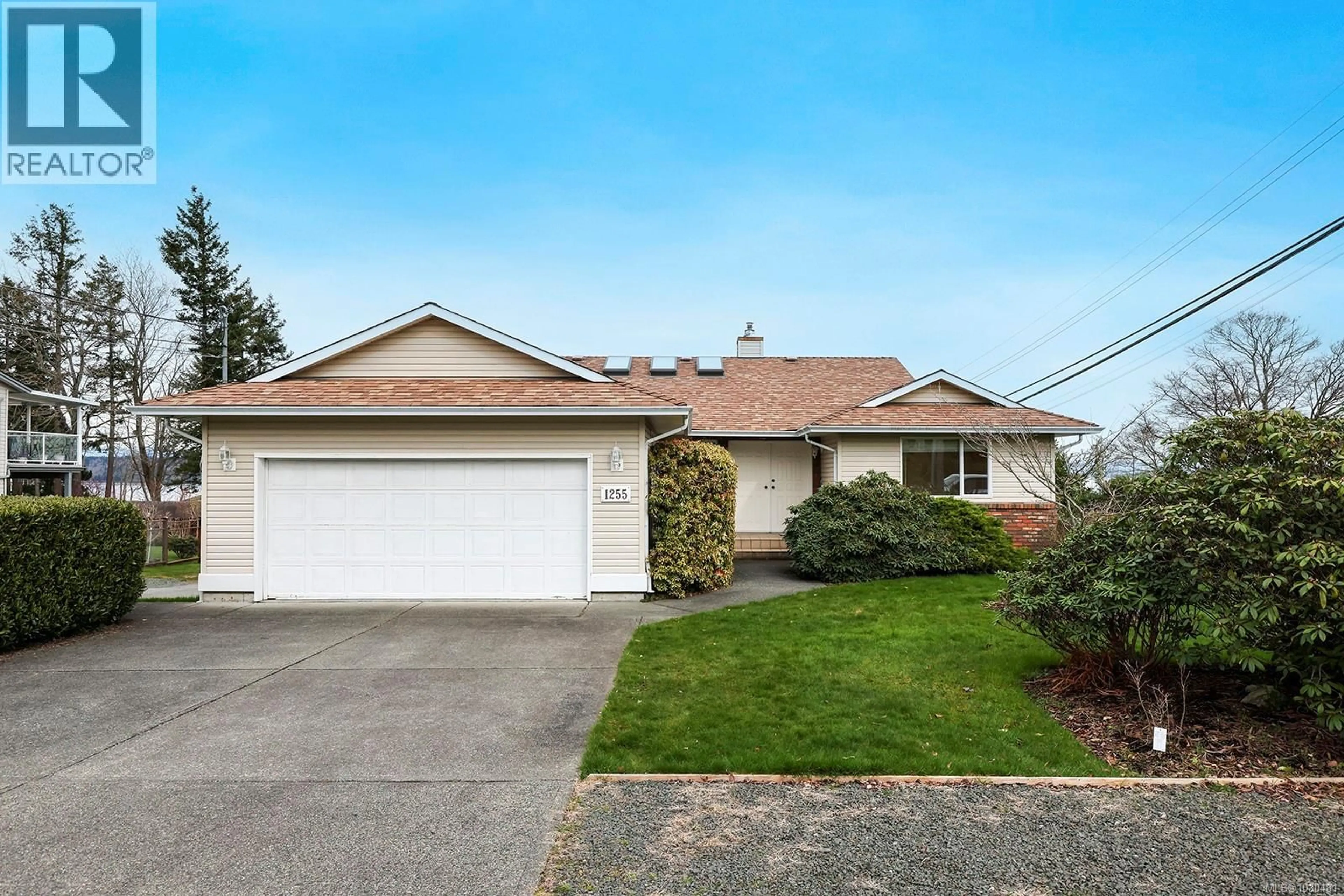 Home with vinyl exterior material, street for 1255 GALERNO ROAD, Campbell River British Columbia V9W1J7