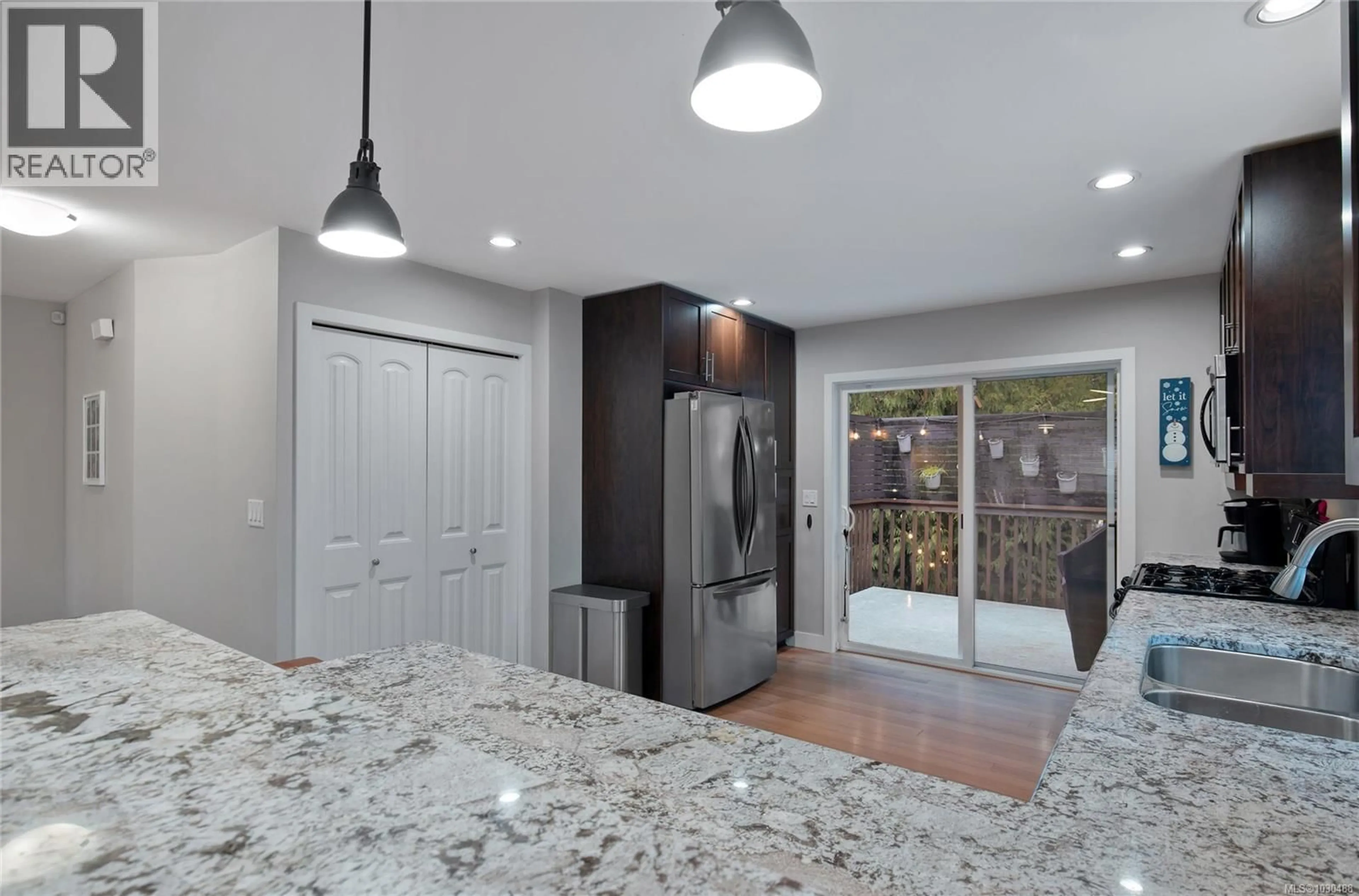 Open concept kitchen, ceramic/tile floor for 367 APPLEWOOD CRESCENT, Nanaimo British Columbia V9R0A6