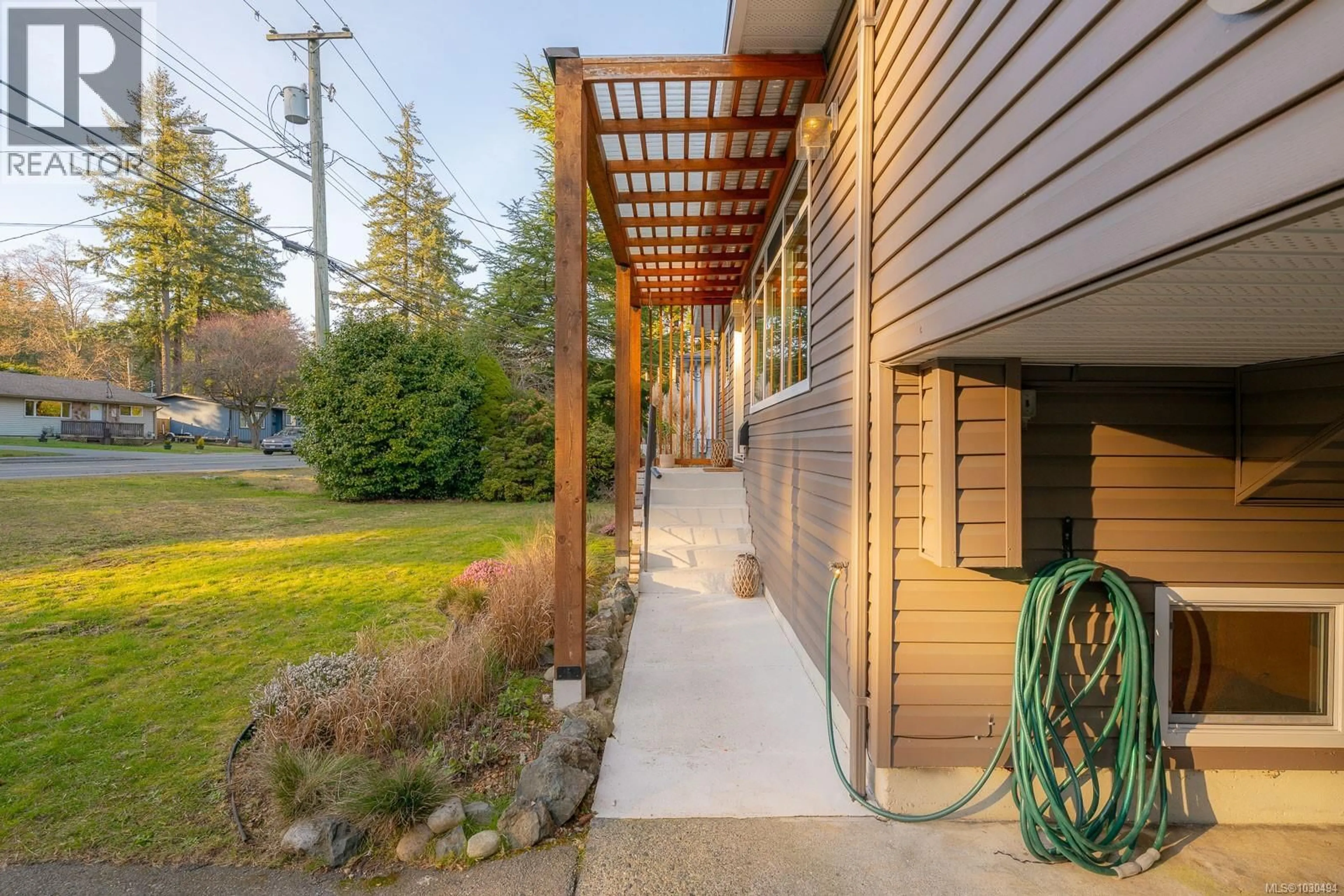 Patio, street for 3248 UPLANDS DRIVE, Nanaimo British Columbia V9T2T1
