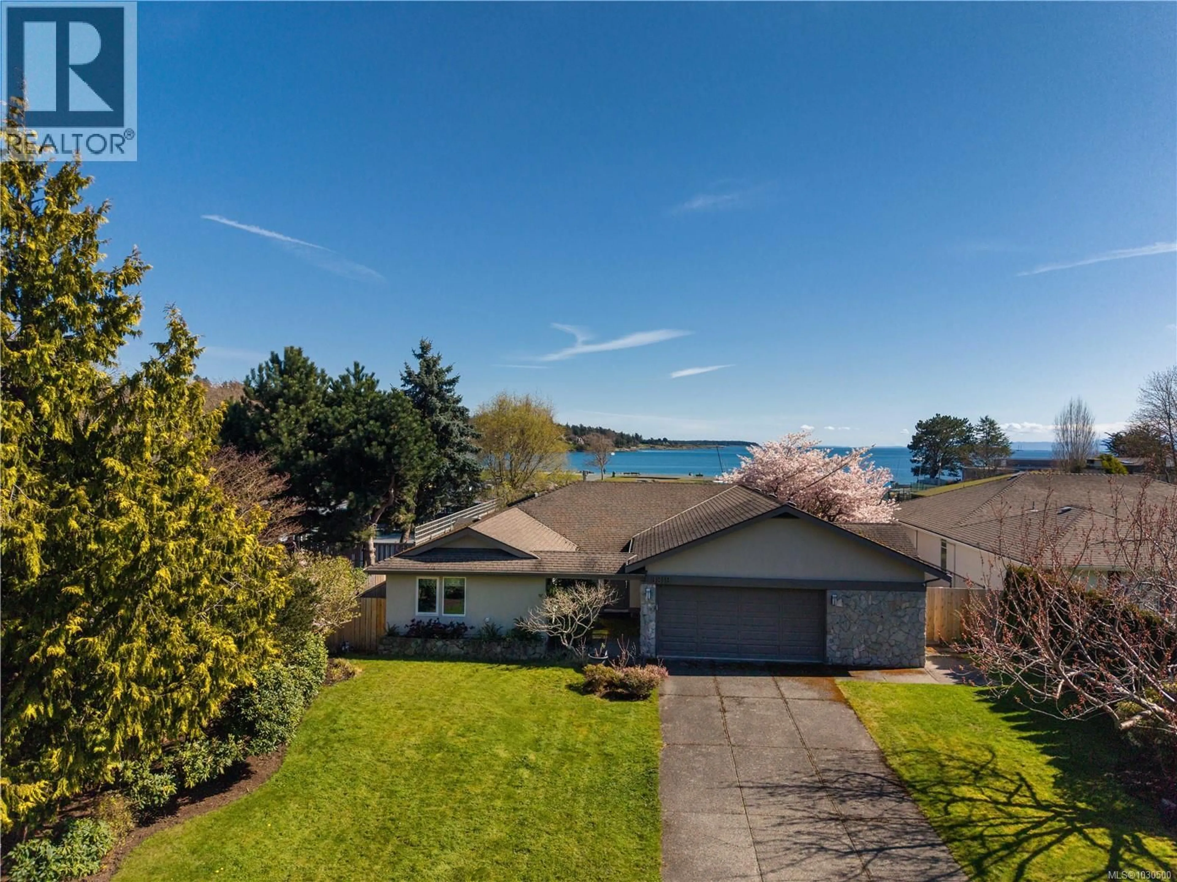 A pic from outside/outdoor area/front of a property/back of a property/a pic from drone, water/lake/river/ocean view for 3819 BEACHVIEW PLACE, Saanich British Columbia V8P5N8