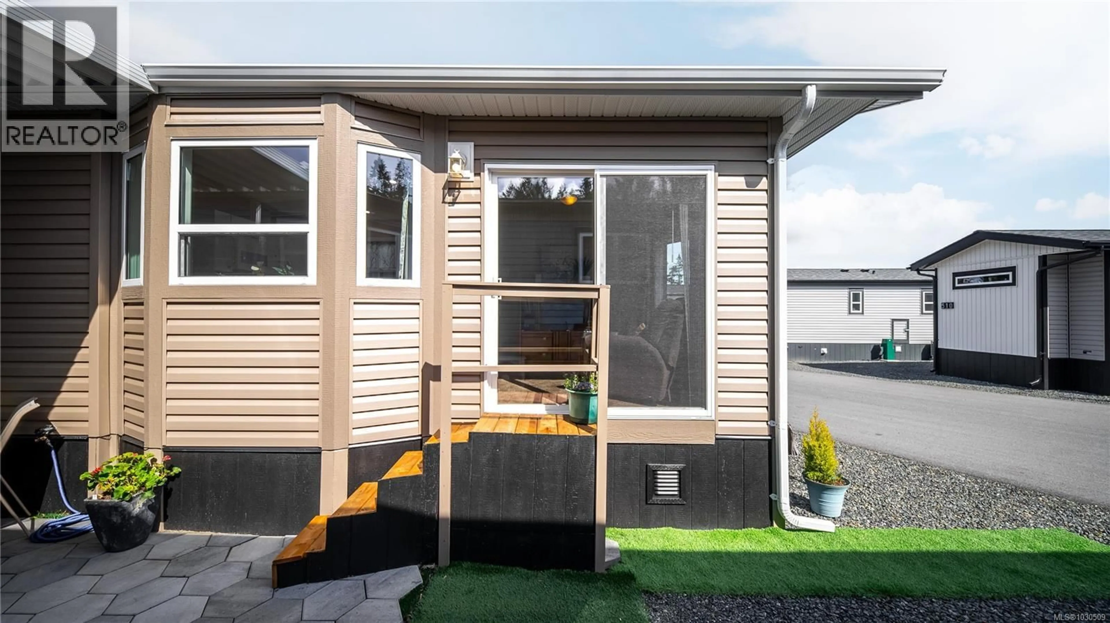 Home with vinyl exterior material, street for 511 - 747 OLD PLACE ROAD, Central Saanich British Columbia V8M0C3