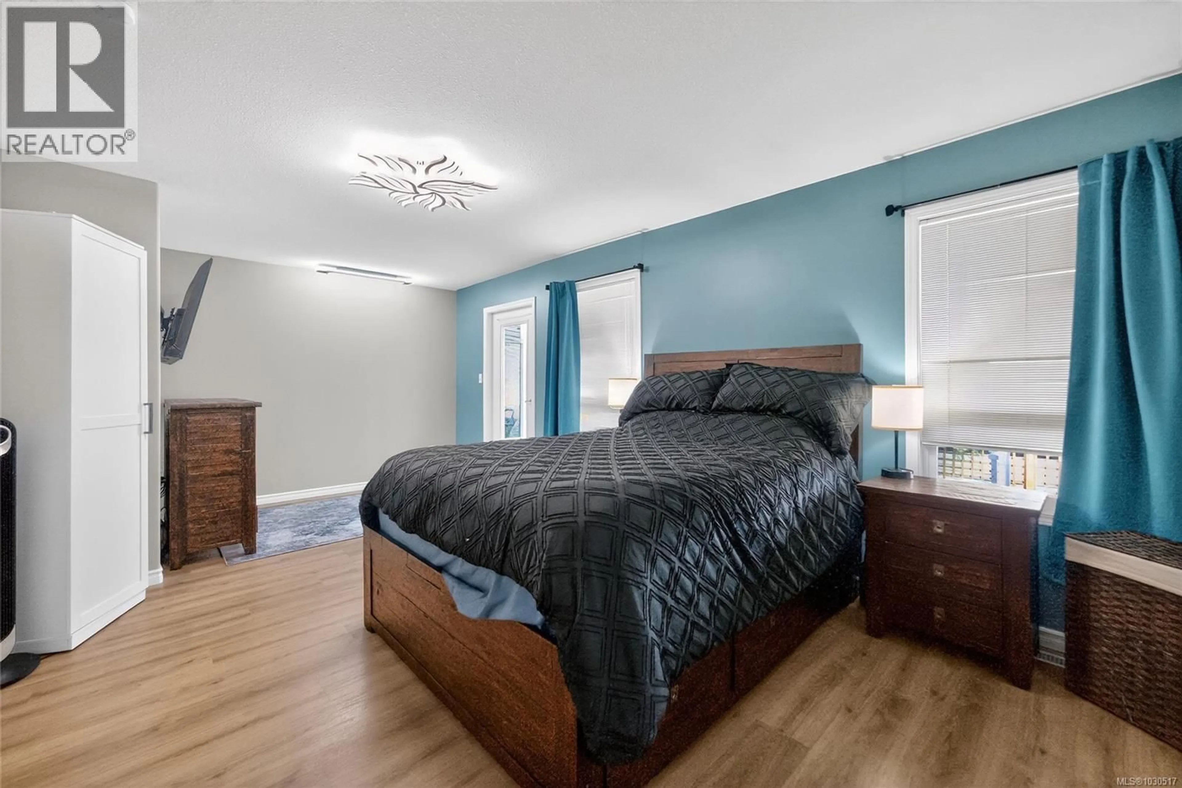 Bedroom with bed, wood/laminate floor for 921 ESSLINGER ROAD, Parksville British Columbia V9P2R1