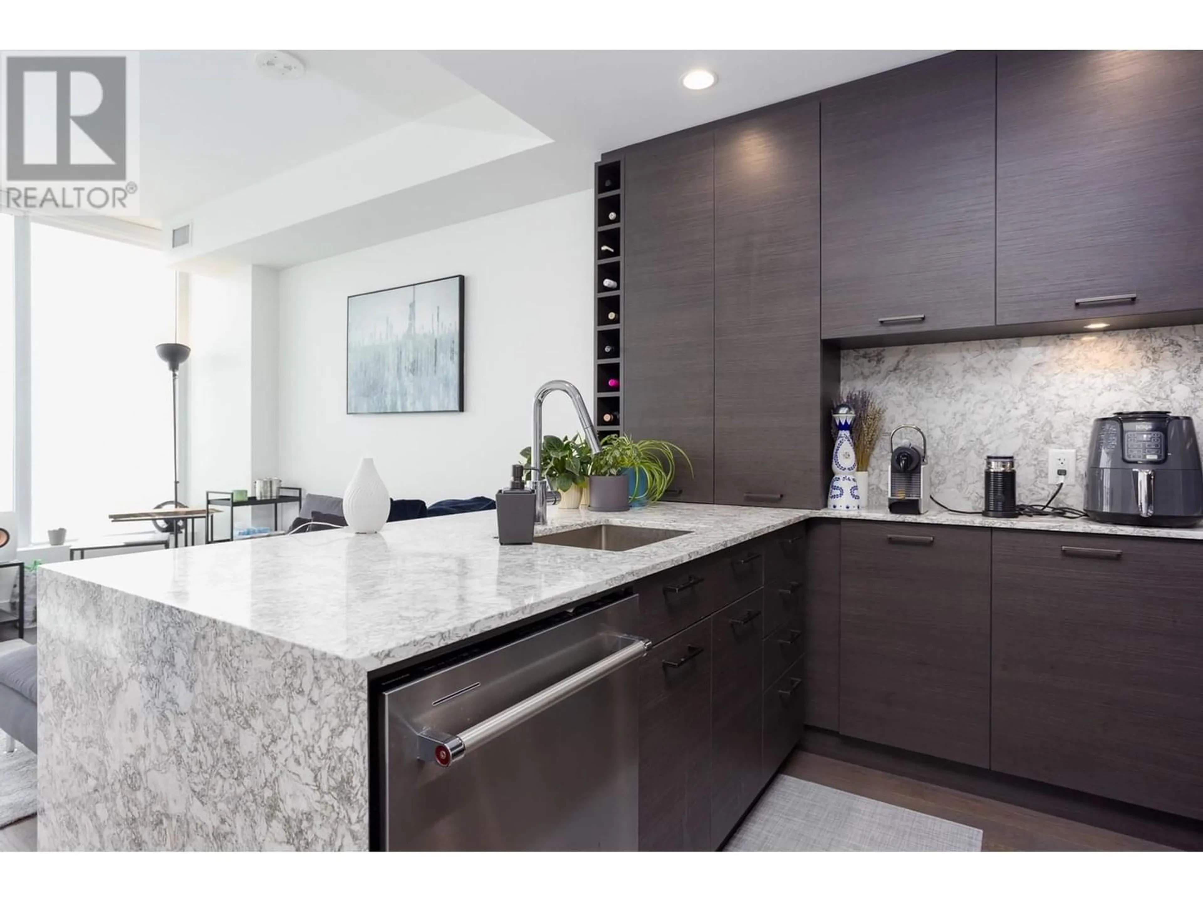Contemporary kitchen for 1191 Sunset Drive Unit# 2407, Kelowna British Columbia V1Y0J4