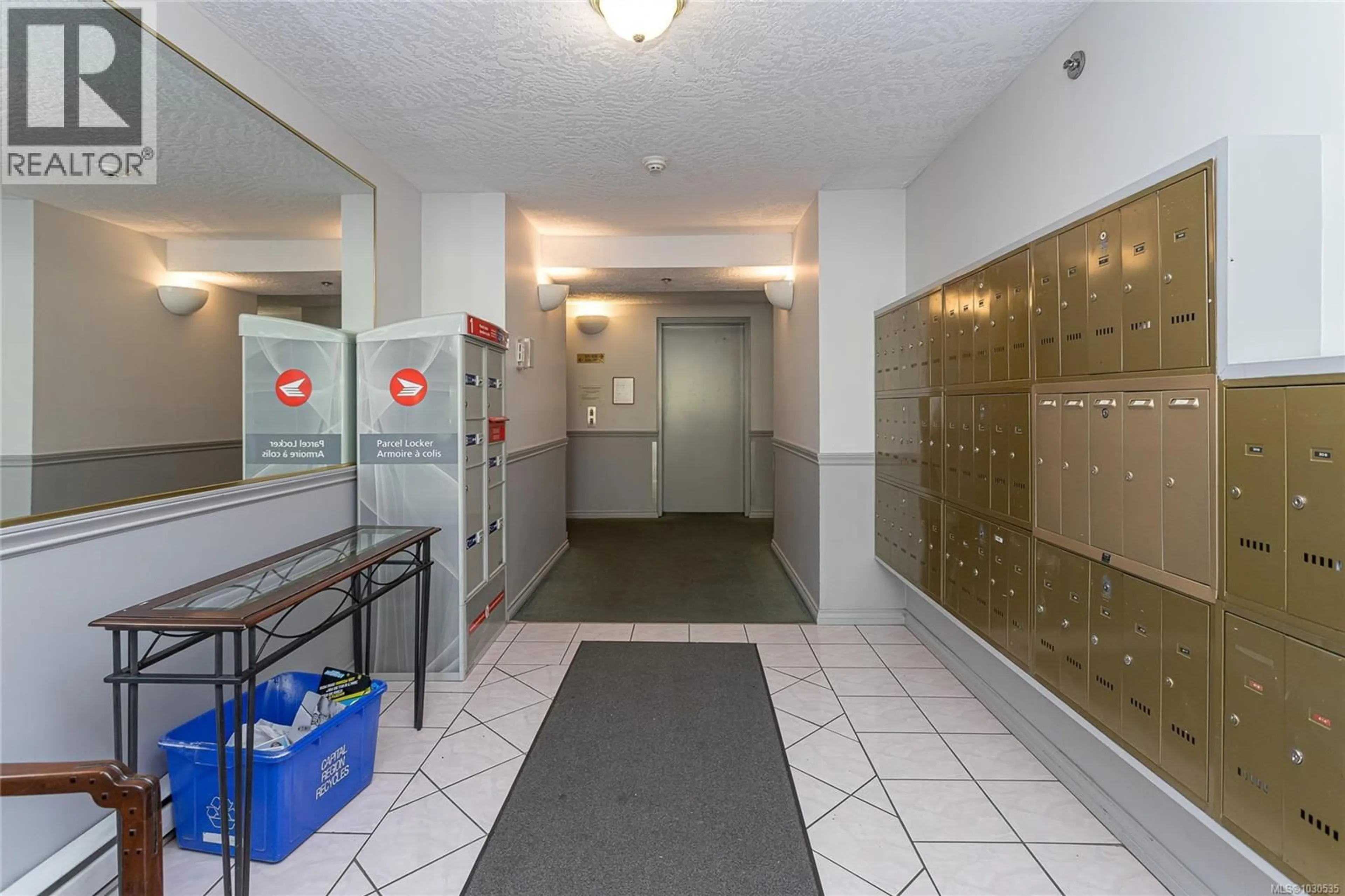 Indoor foyer for 209 - 545 MANCHESTER ROAD, Victoria British Columbia V8T5H6
