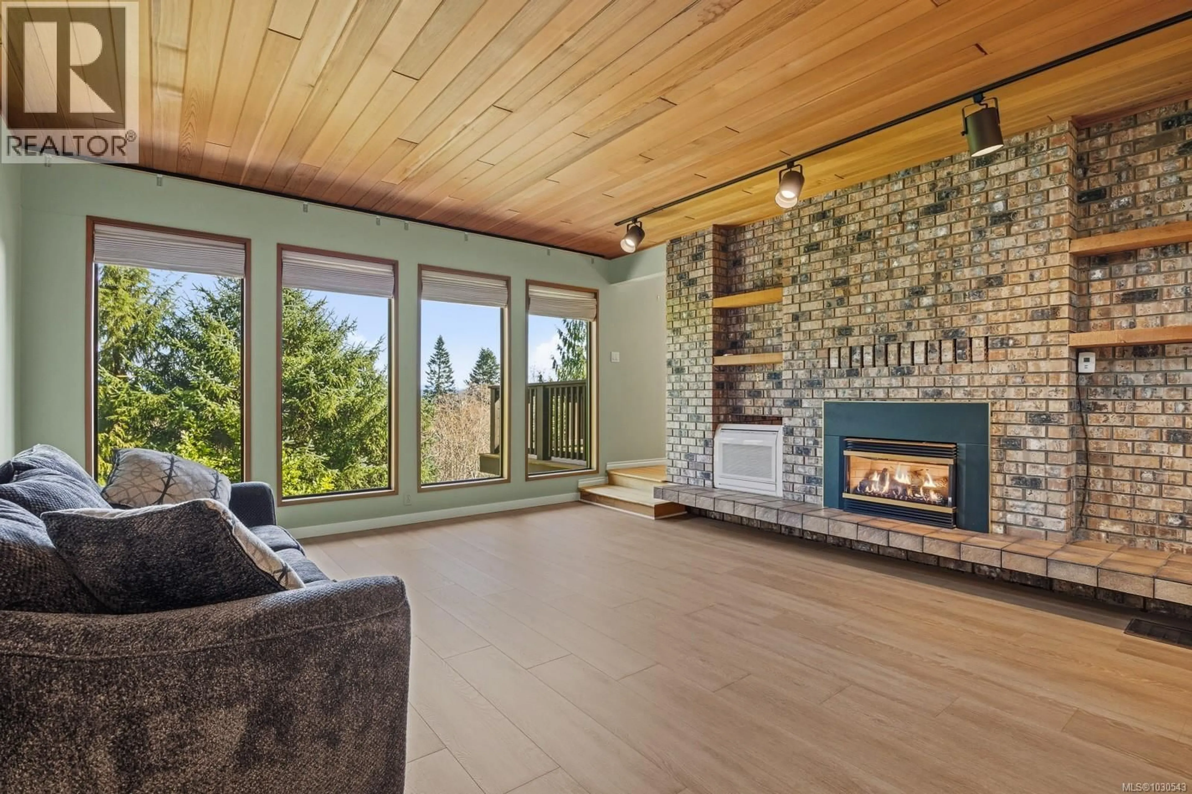 Living room with furniture, unknown for 2340 SPRING ROAD, Campbell River British Columbia V9W5K8