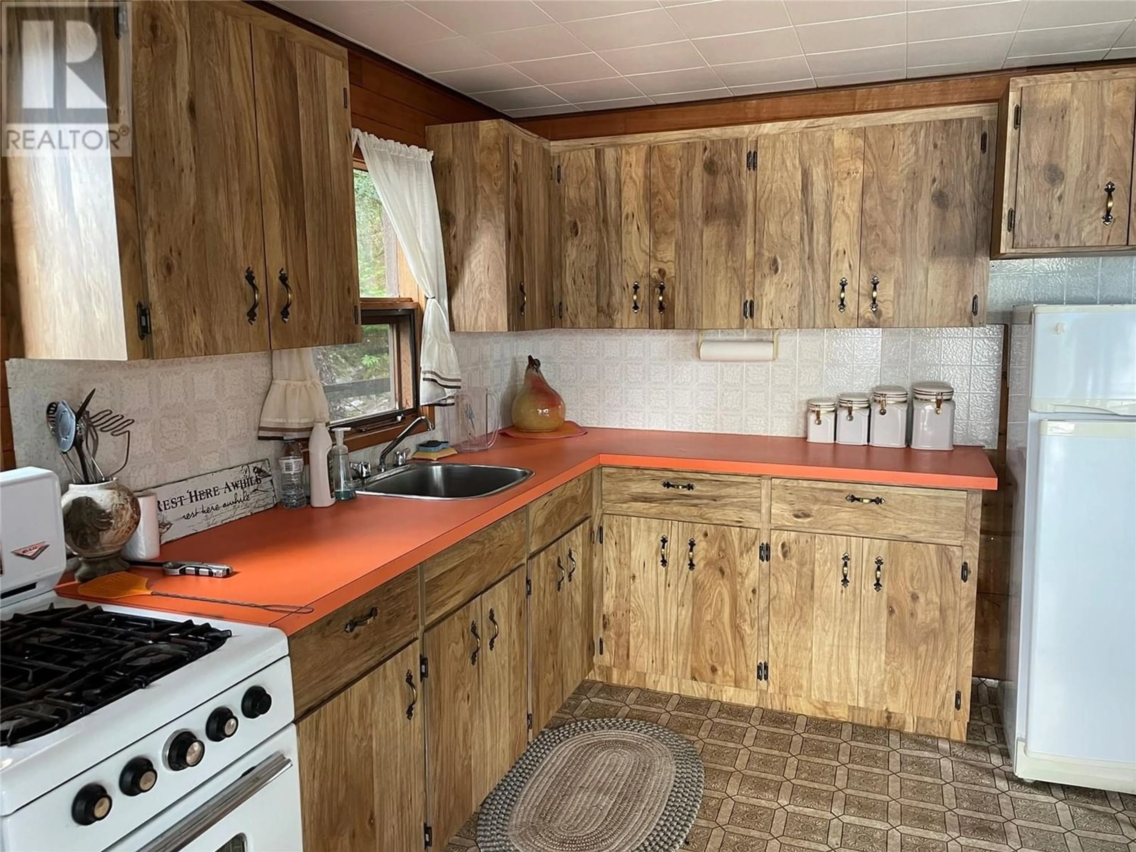 Standard kitchen, wood floors, cottage for 65 Wilson Creek North, Sicamous British Columbia V0E2V0