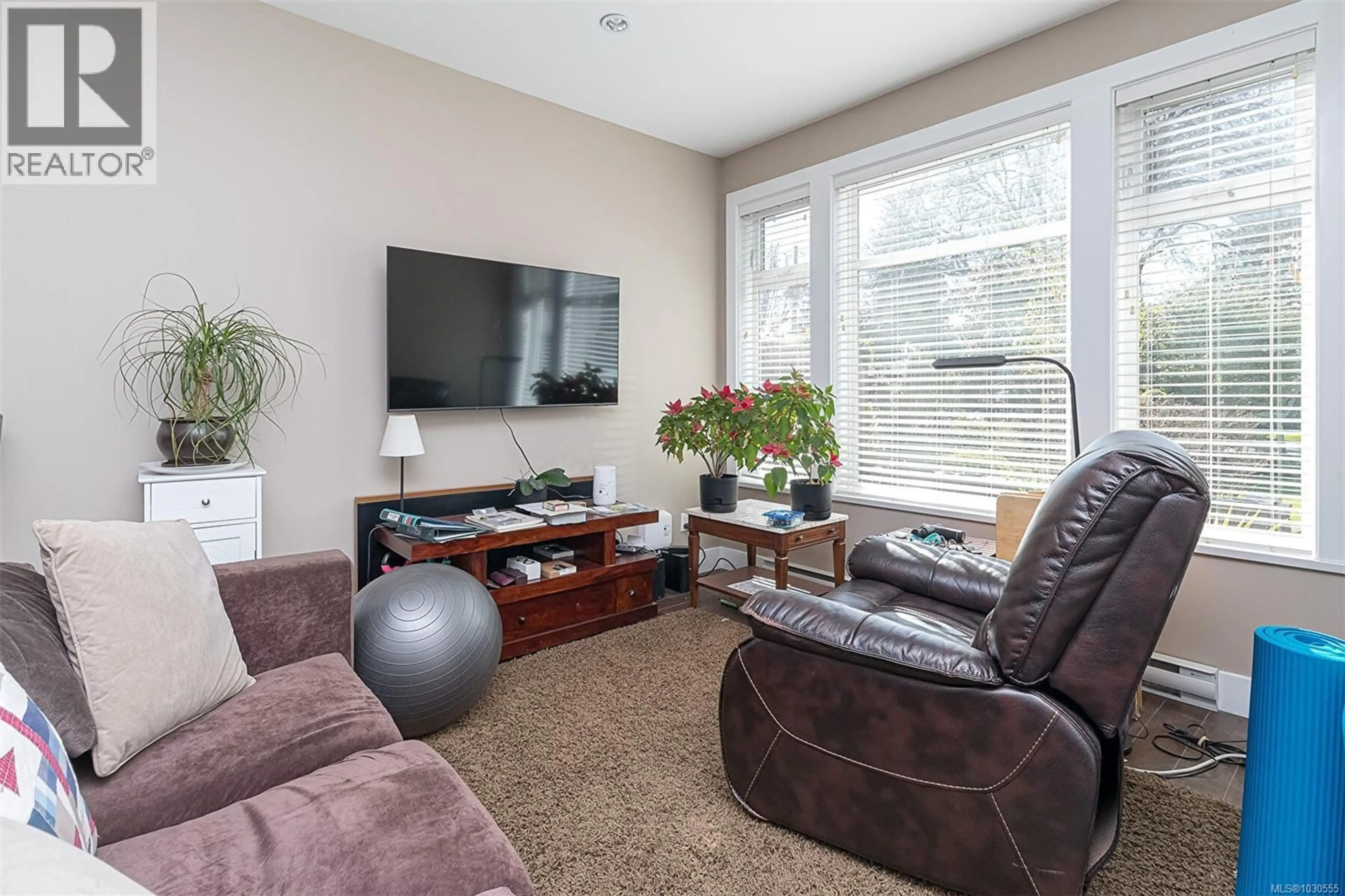 Living room with furniture, carpet floor for 2328 OAKVILLE AVENUE, Sidney British Columbia V8L0B5