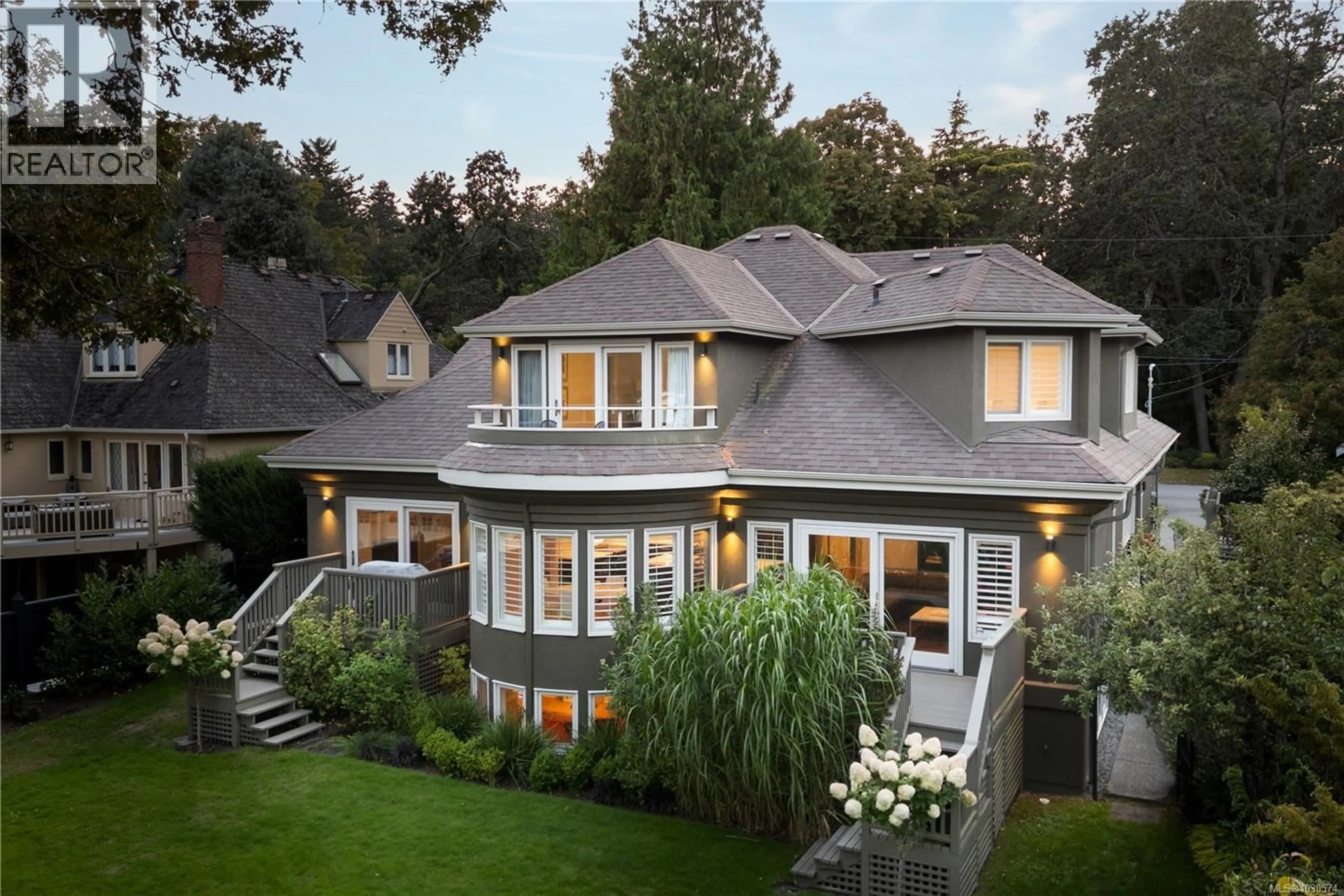 Home with vinyl exterior material, mountain view for 683 MOUNTJOY AVENUE, Oak Bay British Columbia V8S4K8